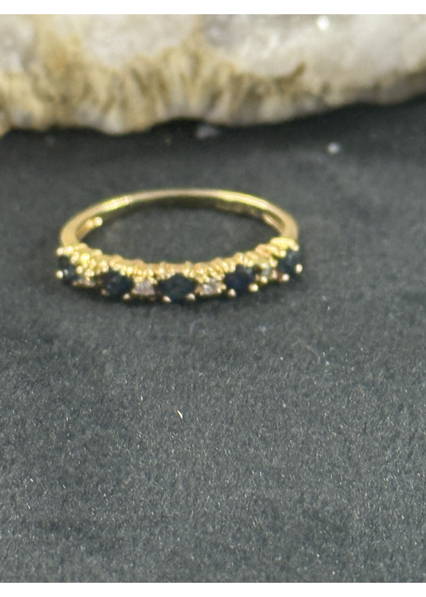 Vintage & Occasion Geelgouden 18k rij ring met saffier en briljant - maat 16.5