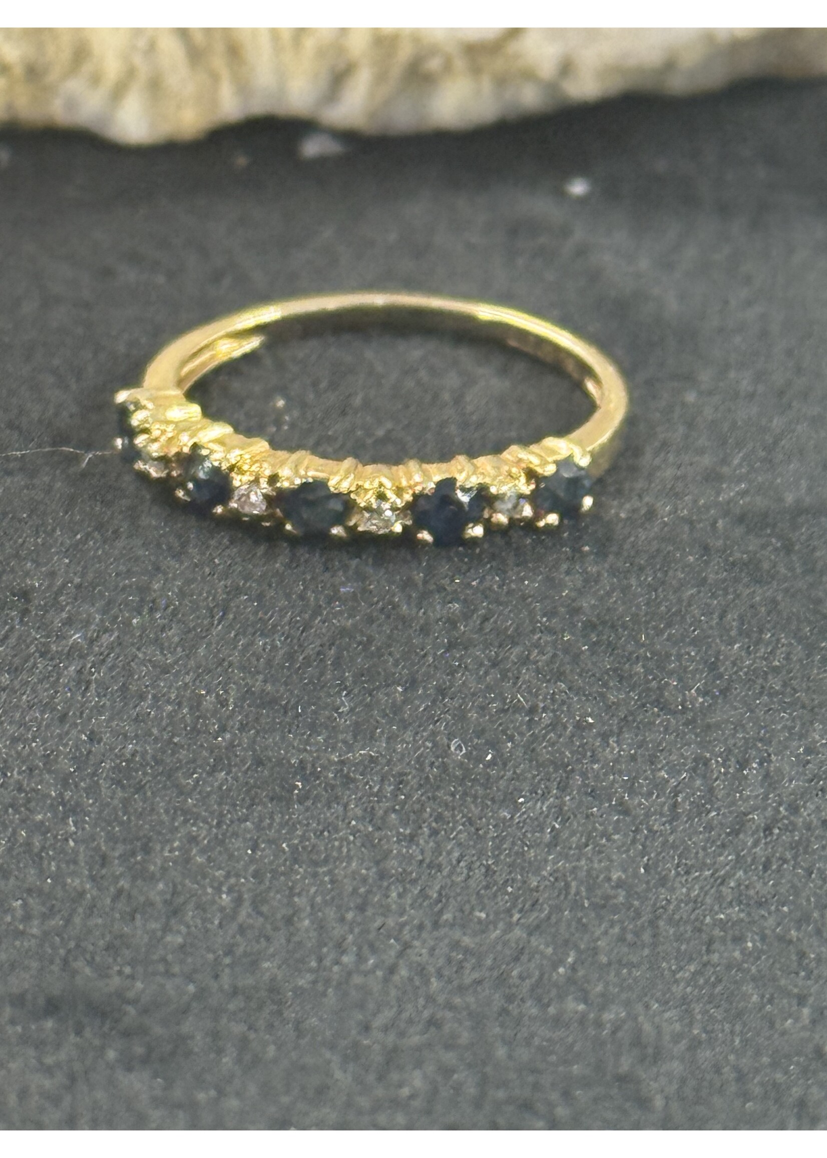 Vintage & Occasion Geelgouden 18k rij ring met saffier en briljant - maat 16.5