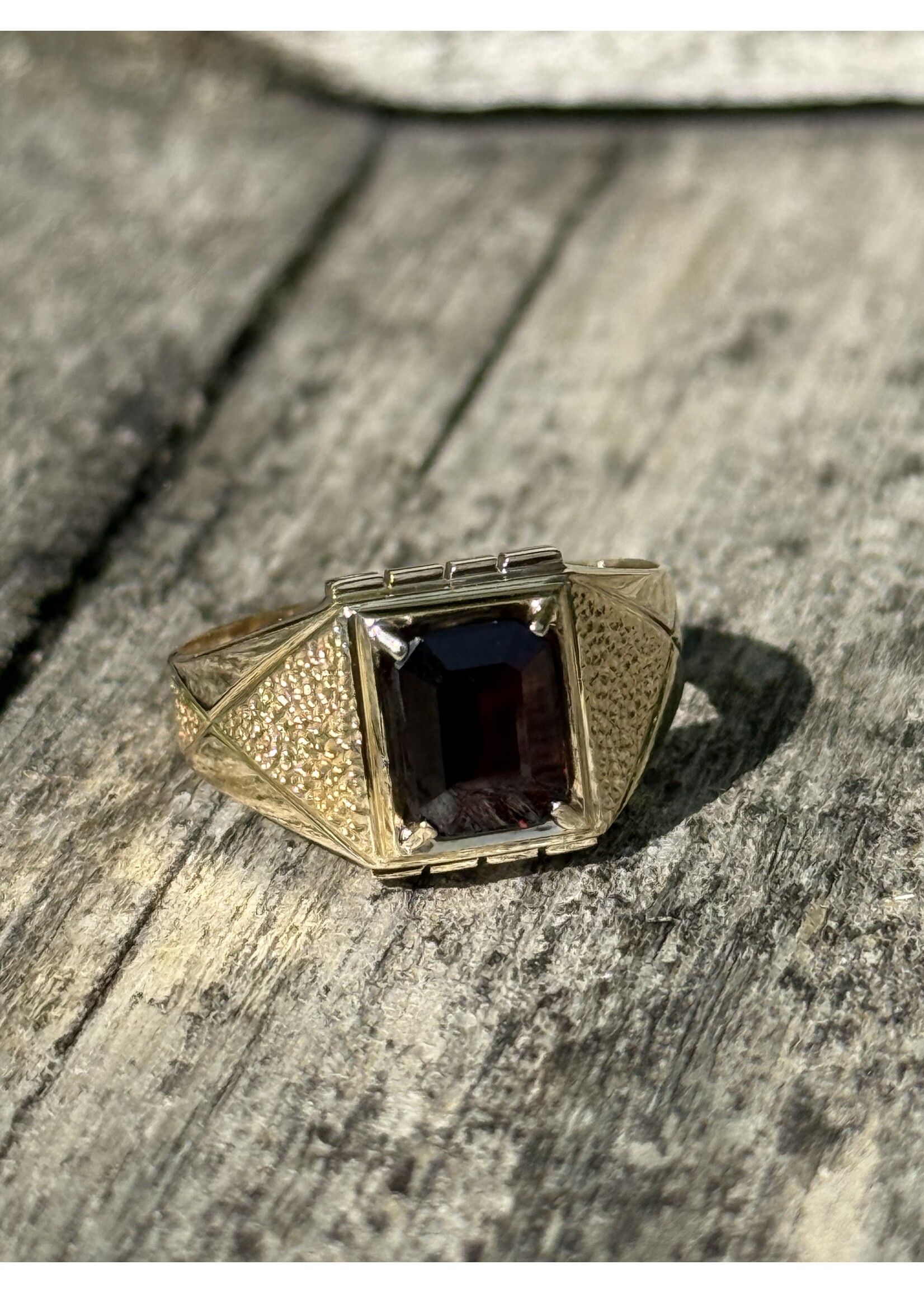 Vintage & Occasion 8k Geelgouden Zegelring BWG met Granaat – Maat 19