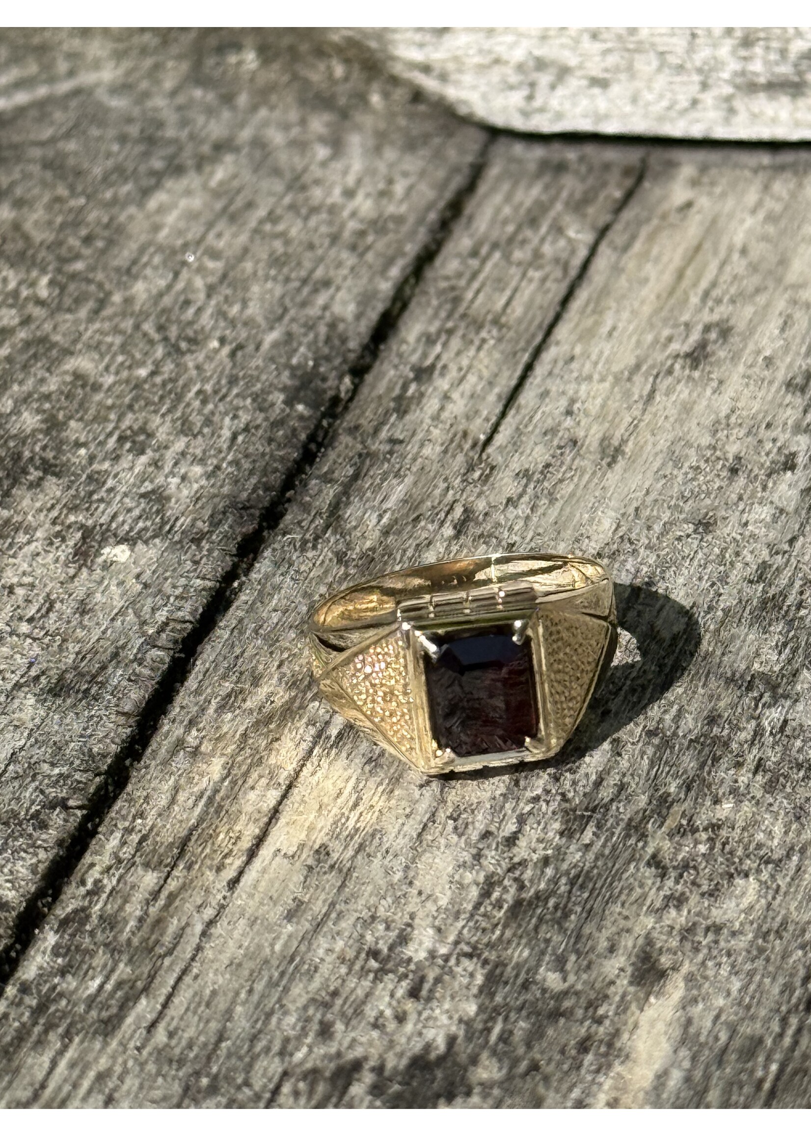 Vintage & Occasion 8k Geelgouden Zegelring BWG met Granaat – Maat 19