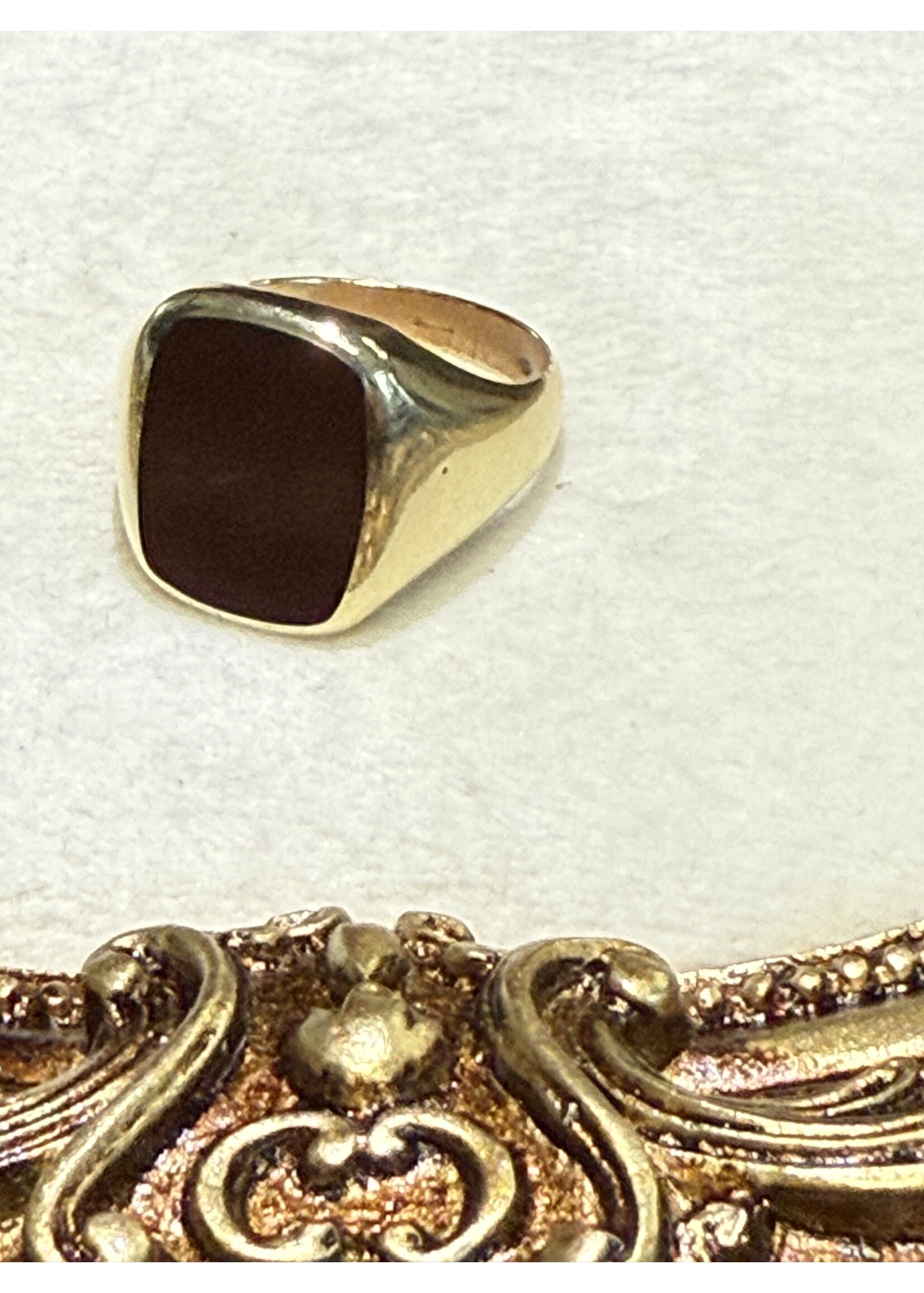 Vintage & Occasion Geelgouden zegelring met rode bruine steen - maat 19