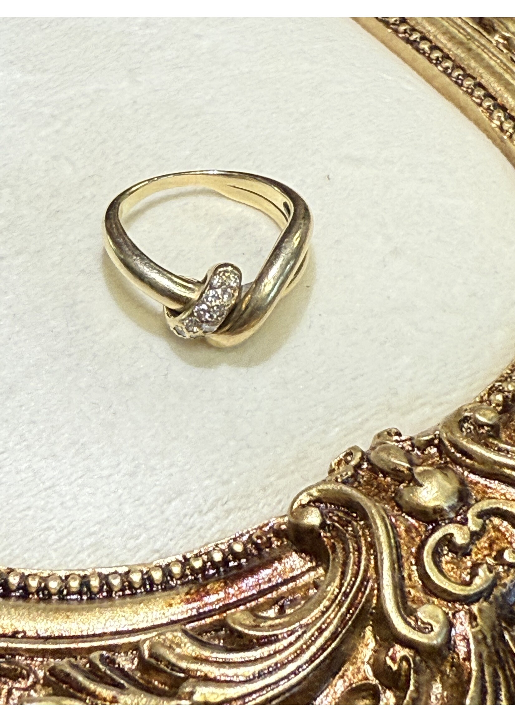 Vintage & Occasion Geelgouden luxe ring met briljant in knoop verwerkt - maat 18