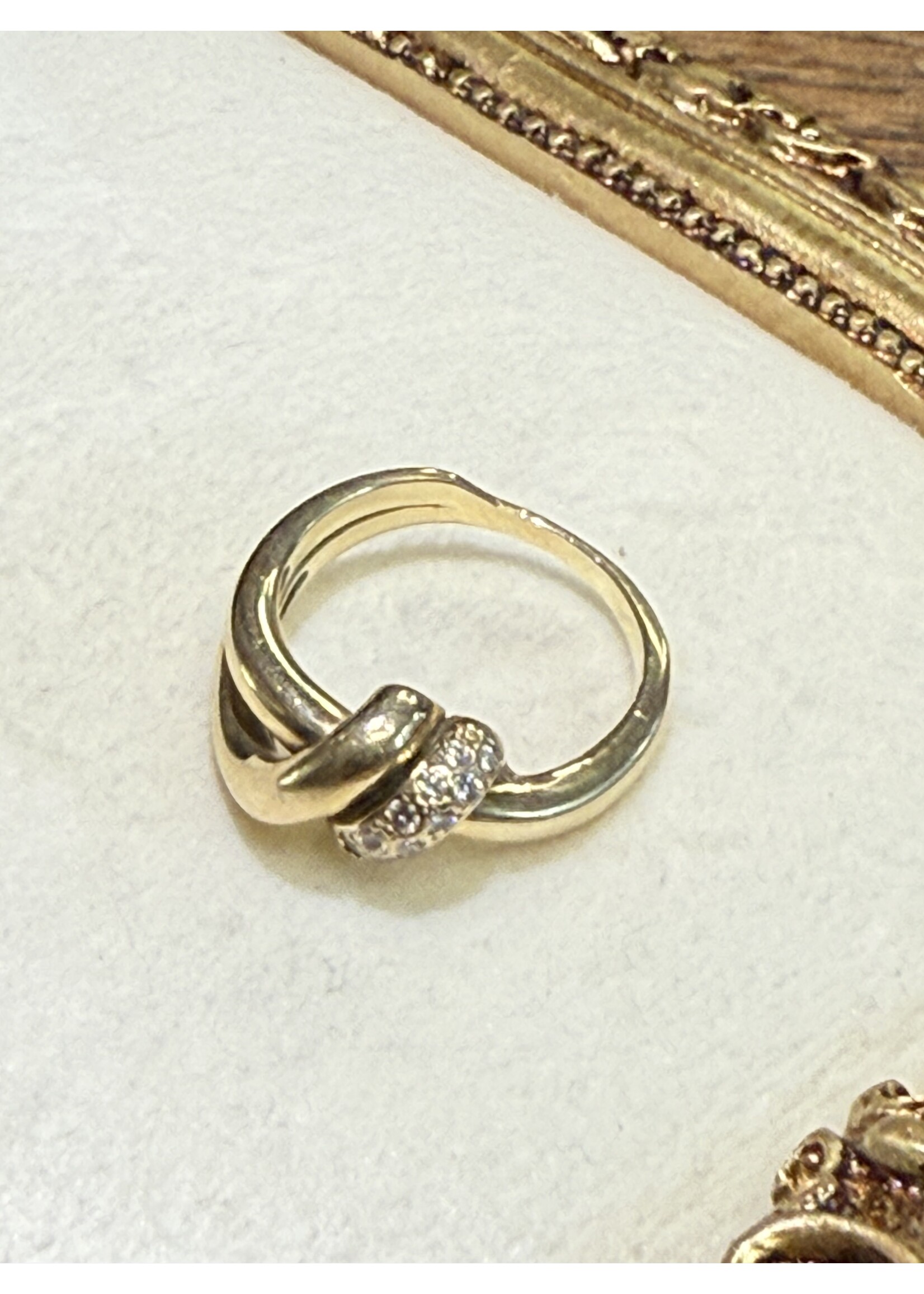 Vintage & Occasion Geelgouden luxe ring met briljant in knoop verwerkt - maat 18