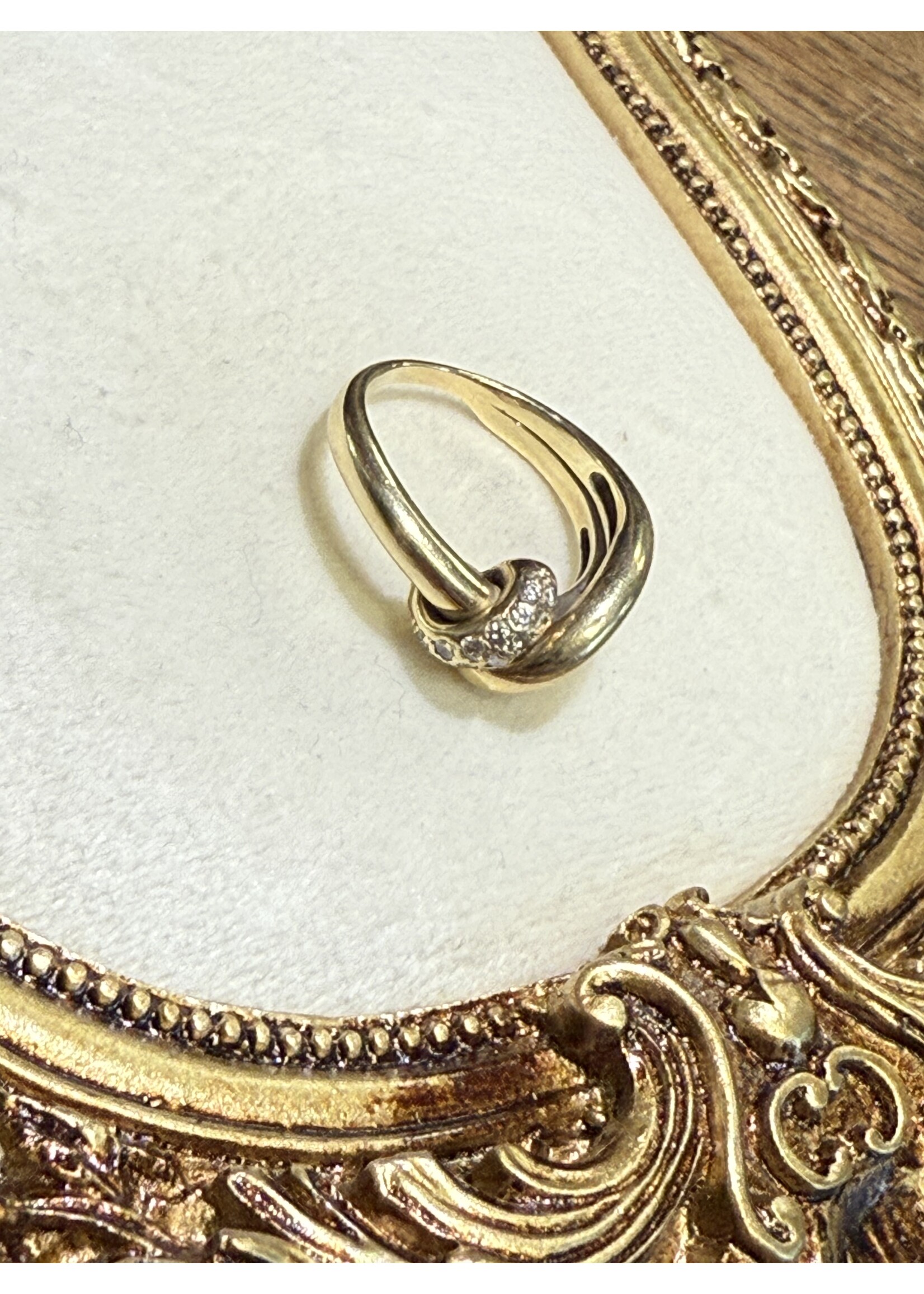 Vintage & Occasion Geelgouden luxe ring met briljant in knoop verwerkt - maat 18