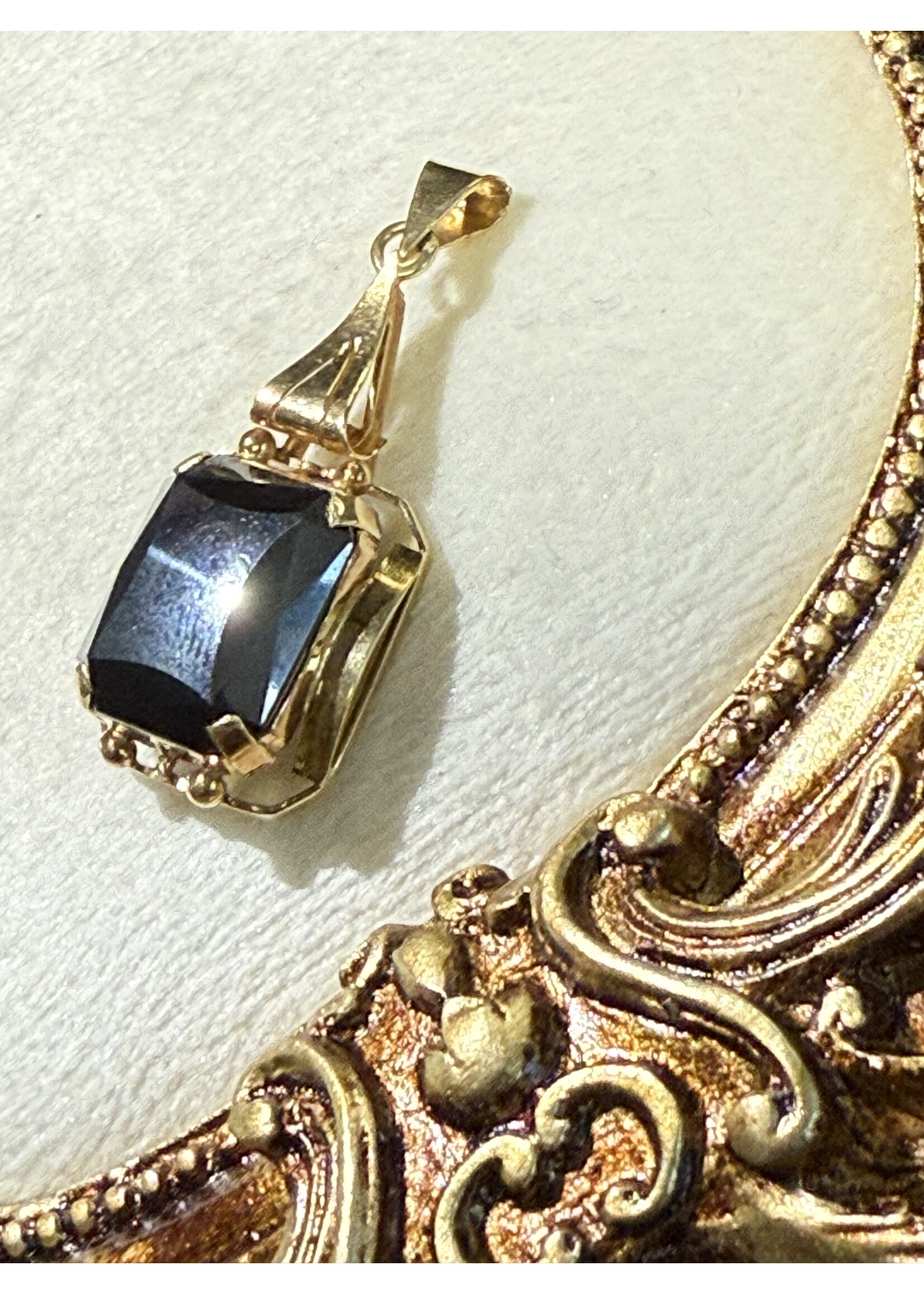 Vintage & Occasion Geelgouden  14 k hanger met hematiet