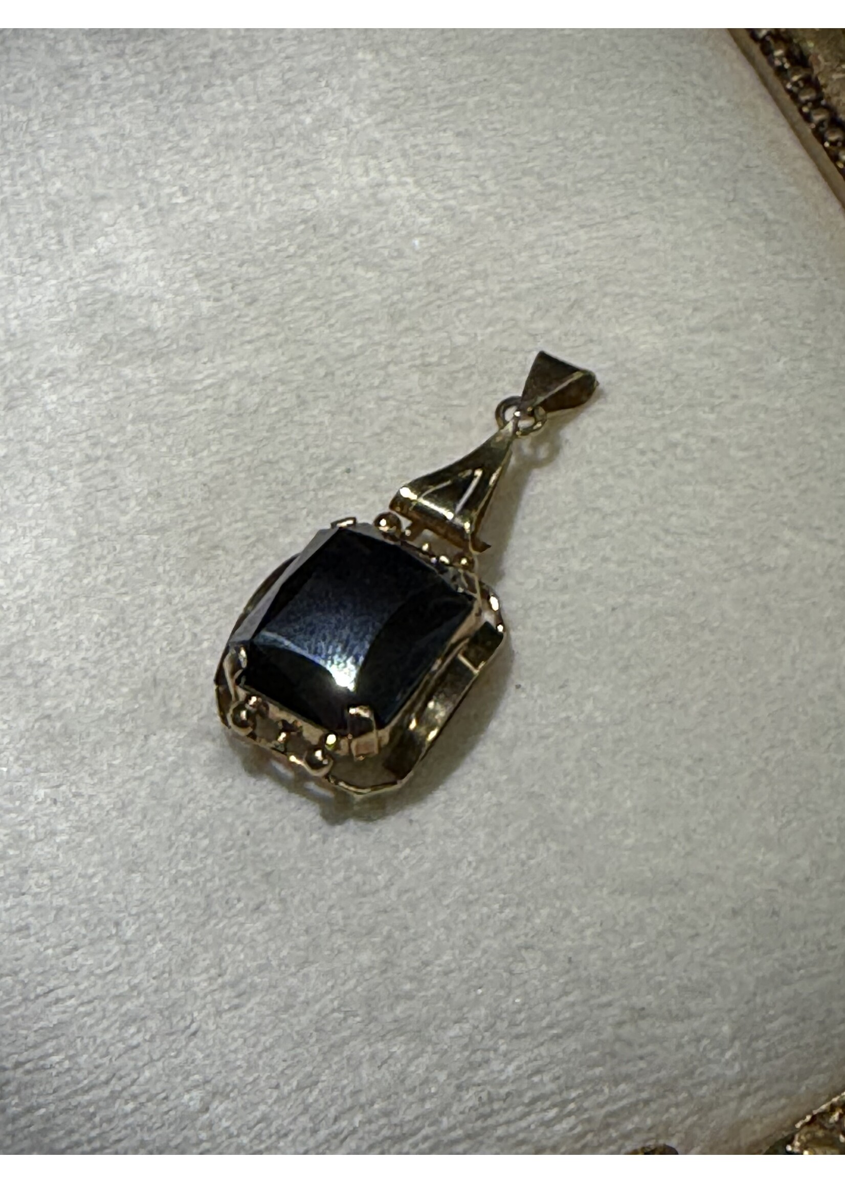 Vintage & Occasion Geelgouden  14 k hanger met hematiet