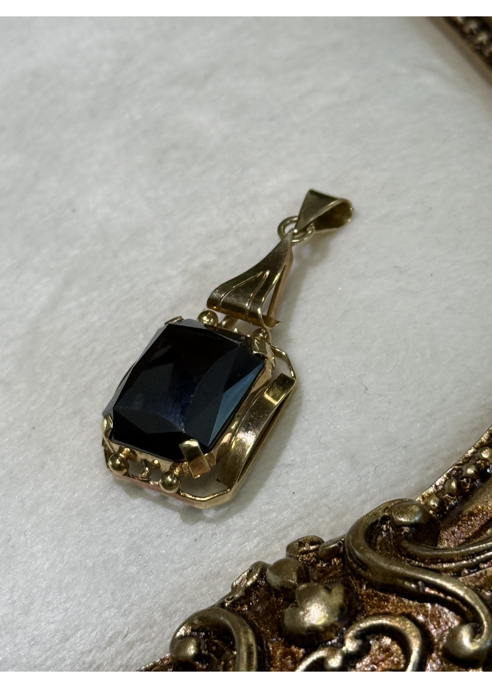 Vintage & Occasion Geelgouden  14 k hanger met hematiet