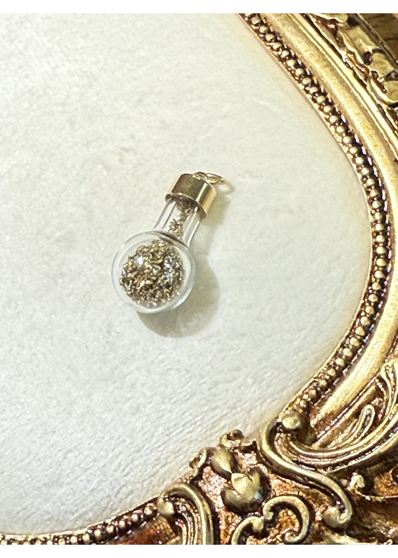 Vintage & Occasion Geelgouden 14 k hanger van glas met goud erin.