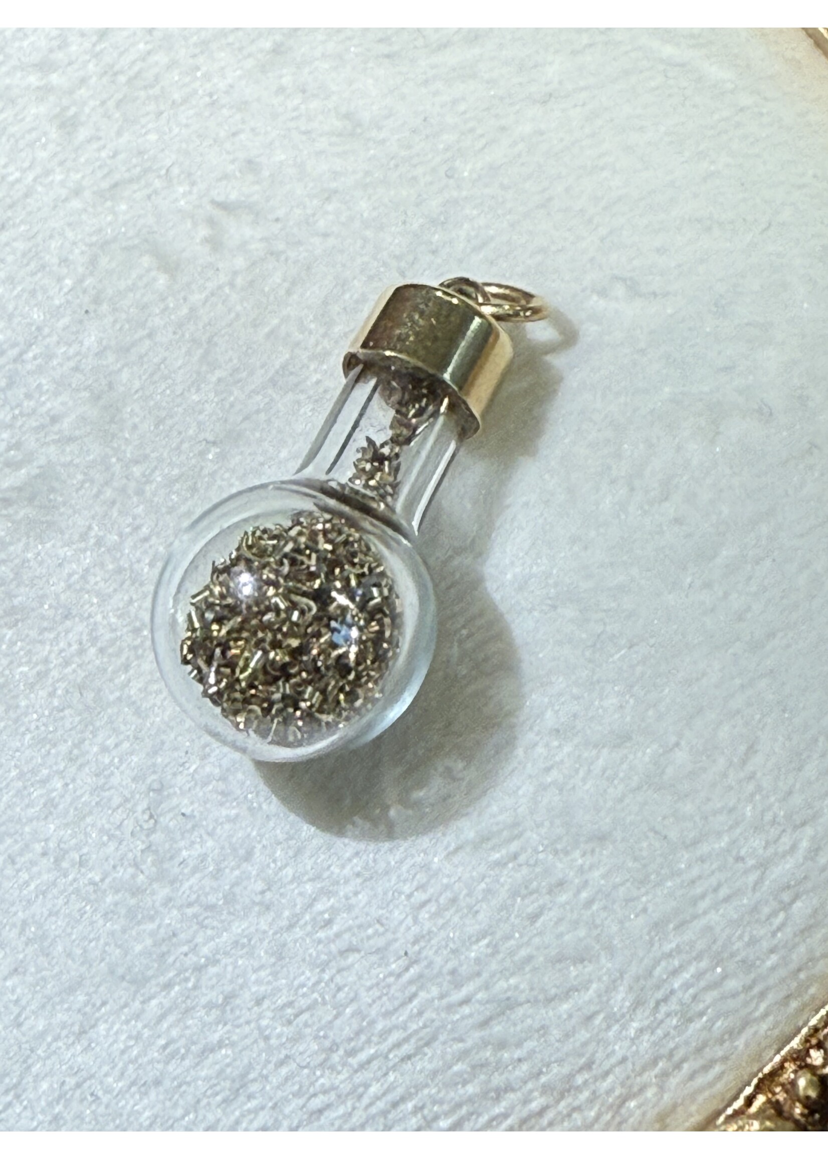 Vintage & Occasion Geelgouden 14 k hanger van glas met goud erin.