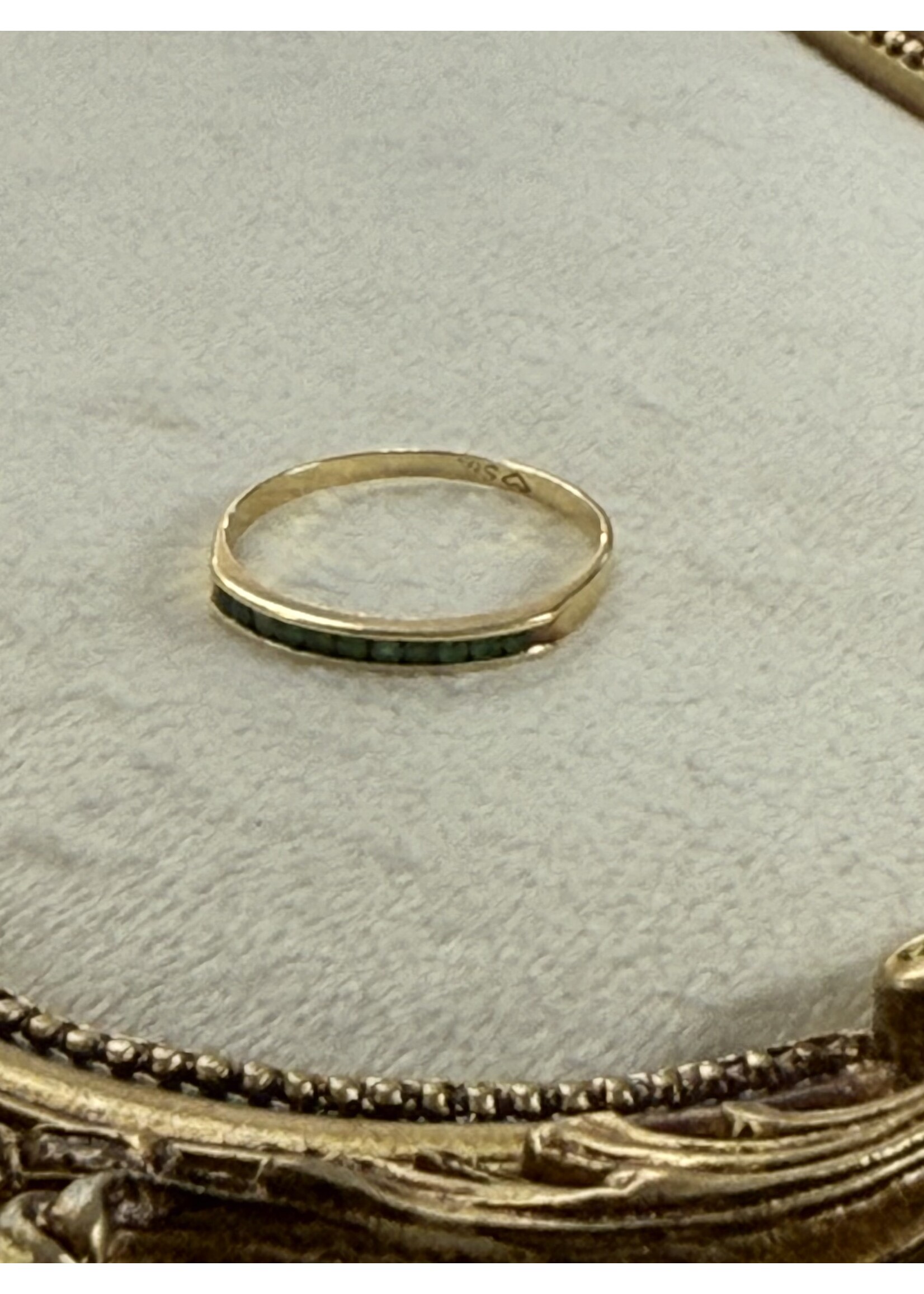 Vintage & Occasion Geelgouden aanschuifring met  smaragd - maat 18