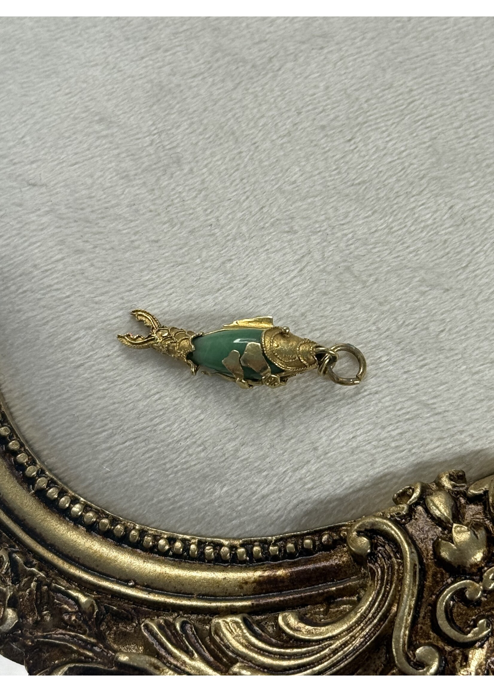 Vintage & Occasion Geelgouden 18k  hanger vis  met jade