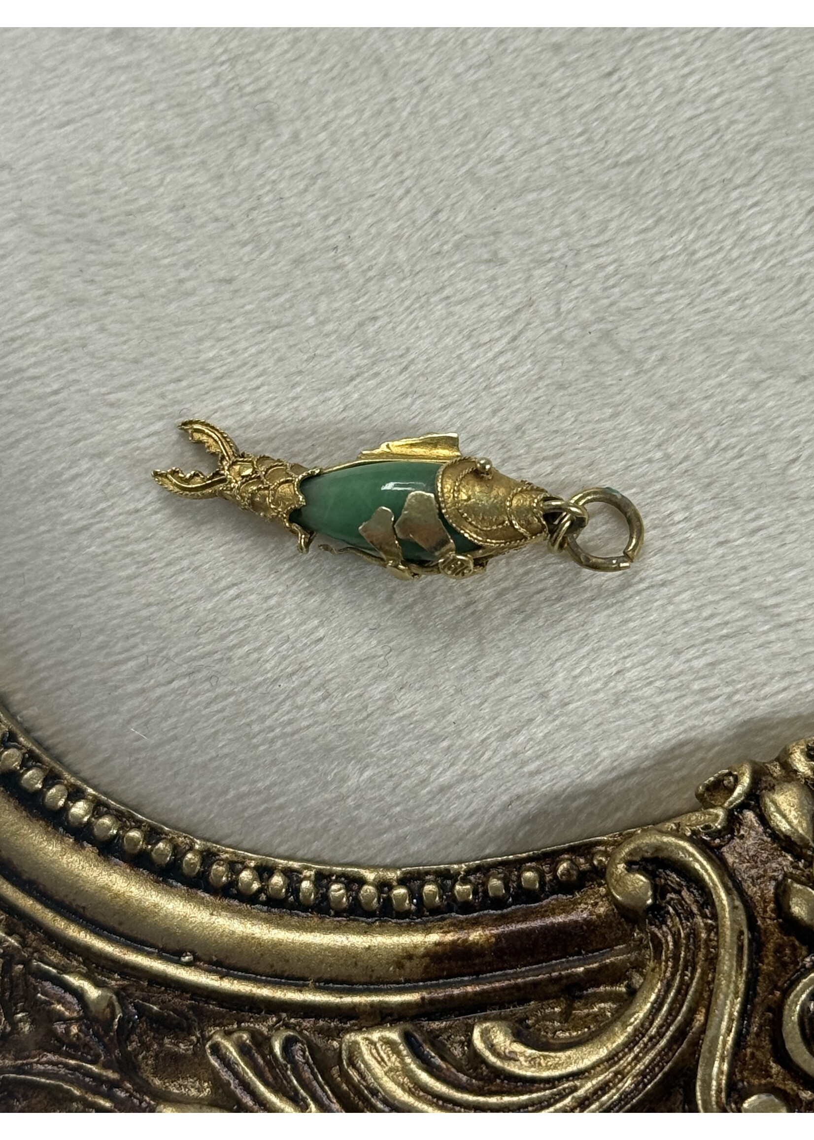 Vintage & Occasion Geelgouden 18k  hanger vis  met jade