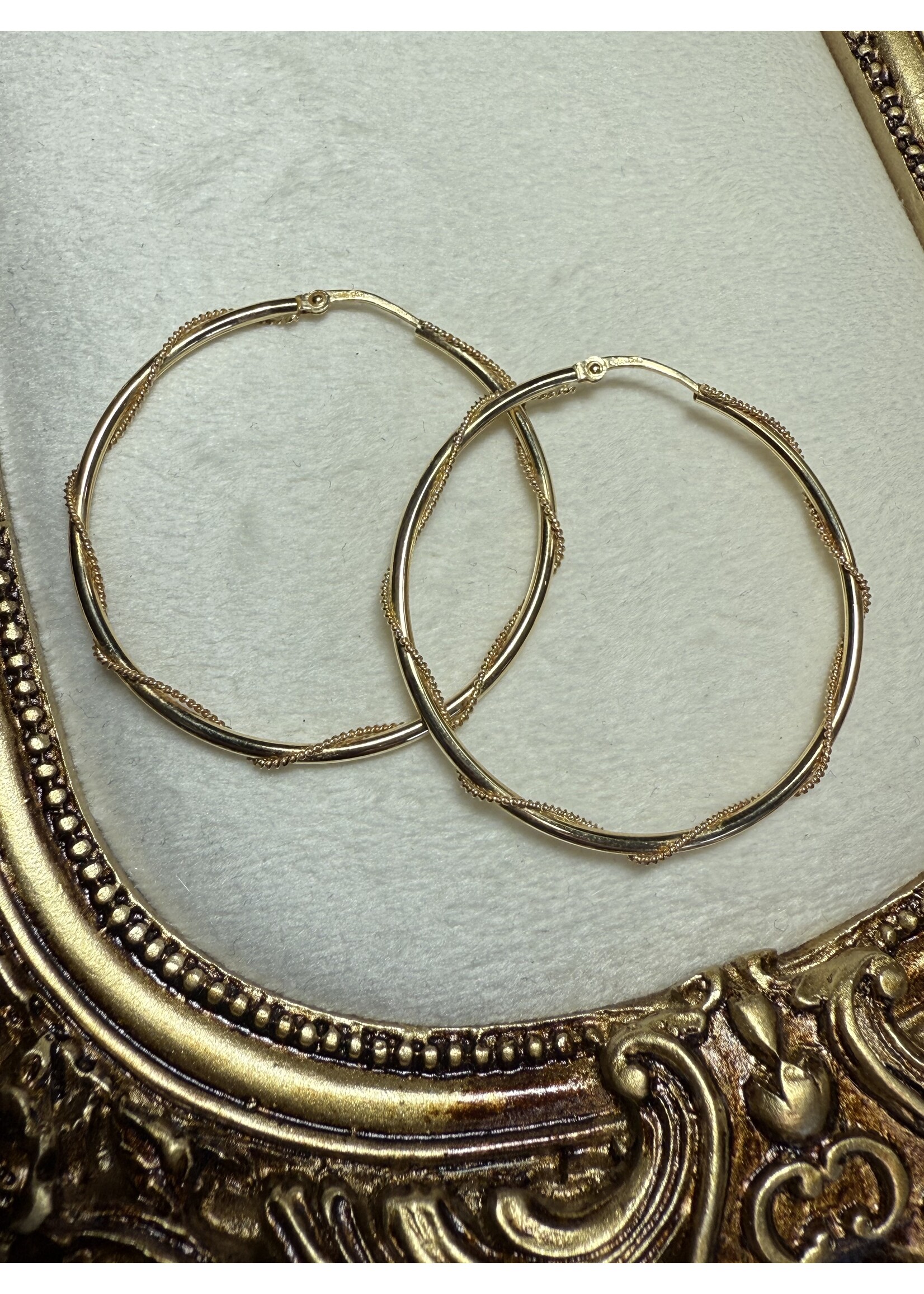 Vintage & Occasion Geelgouden  14 k draad oorringen - diameter 40 mm doorsnee