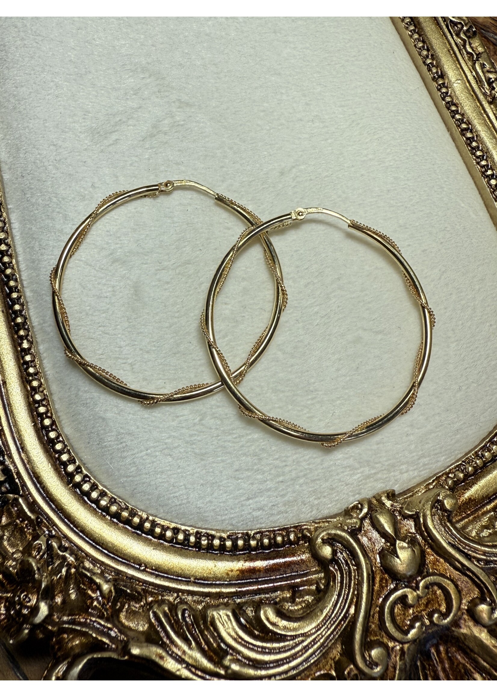 Vintage & Occasion Geelgouden  14 k draad oorringen - diameter 40 mm doorsnee