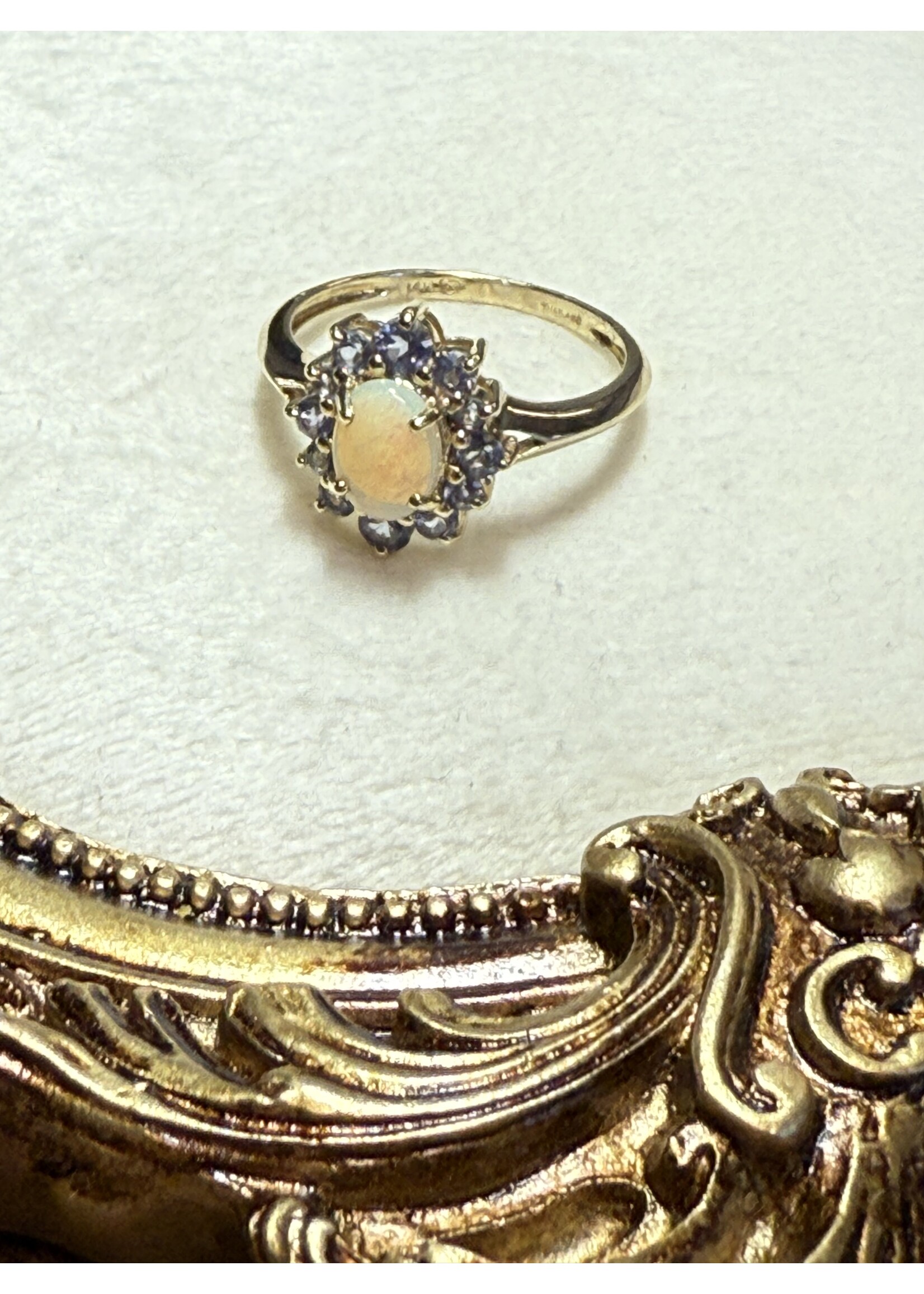 Vintage & Occasion Geelgouden ring met opaal en tanaziet - maat 19.75