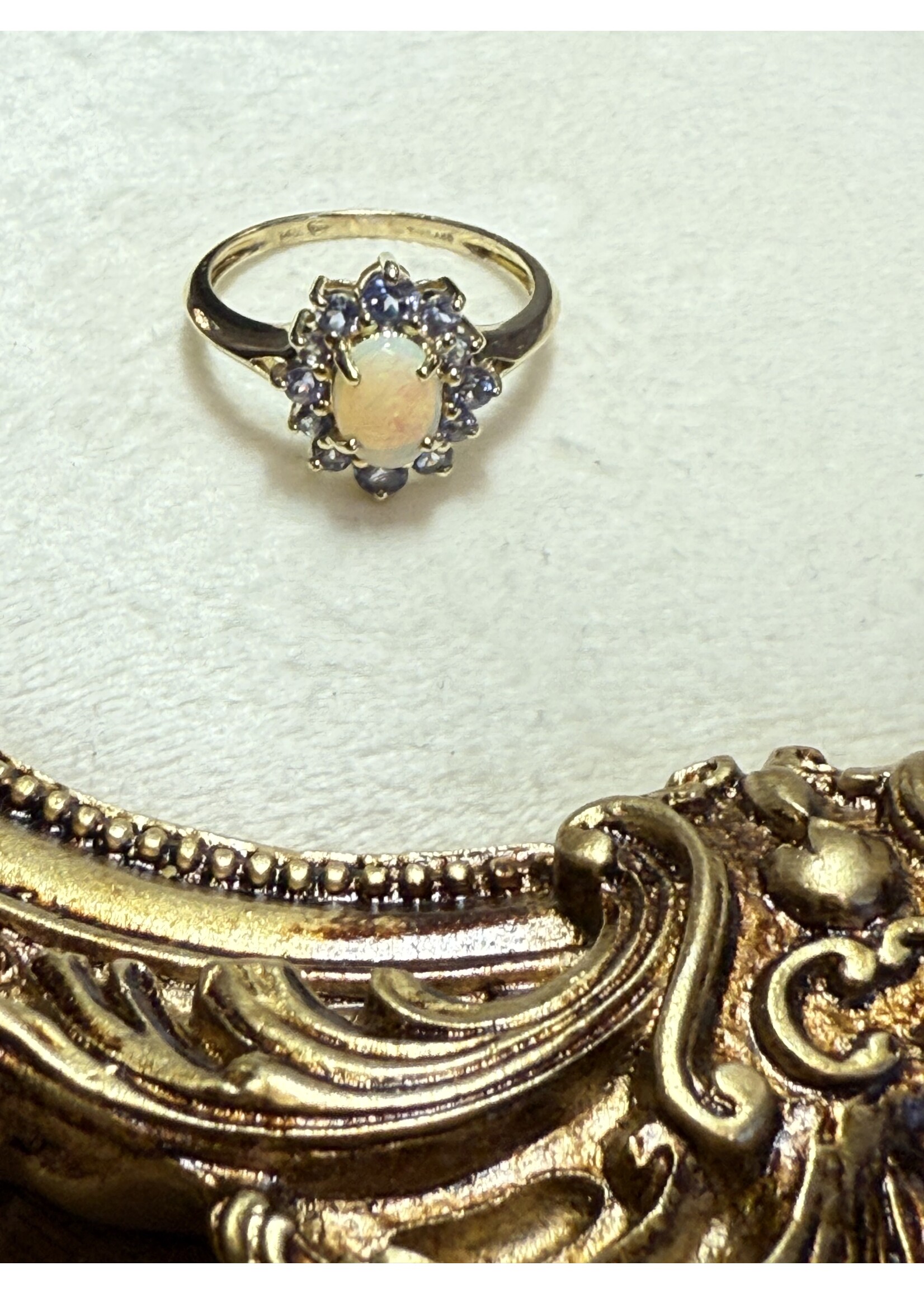 Vintage & Occasion Geelgouden ring met opaal en tanaziet - maat 19.75