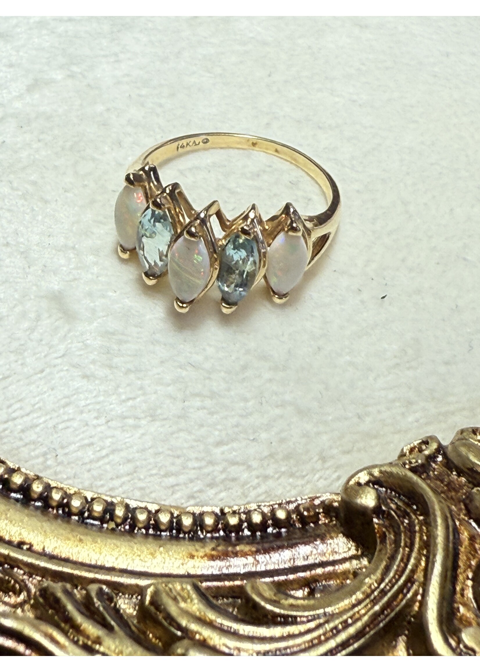 Vintage & Occasion Geelgouden ring met opaal en topaas - maat 19.7