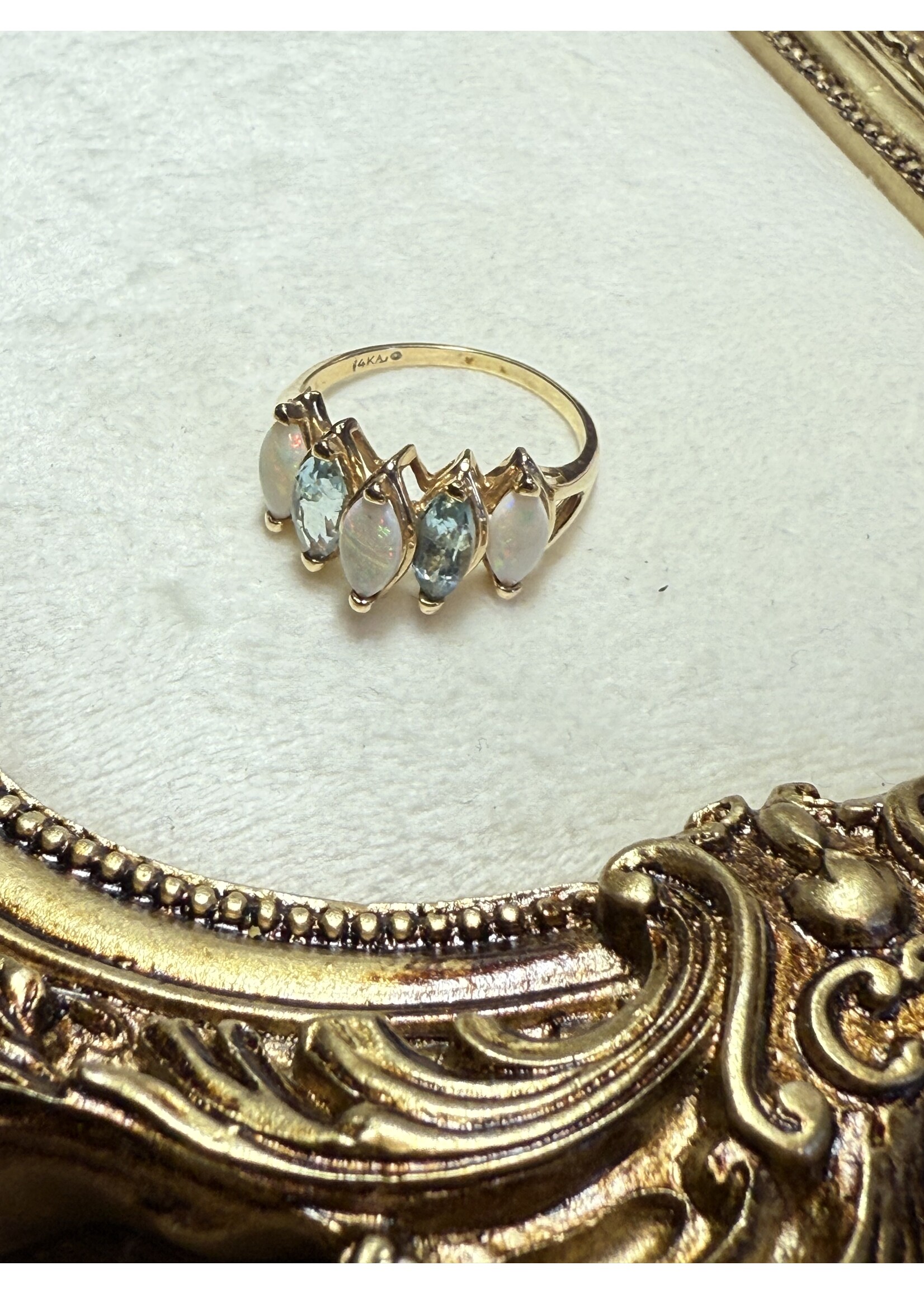 Vintage & Occasion Geelgouden ring met opaal en topaas - maat 19.7