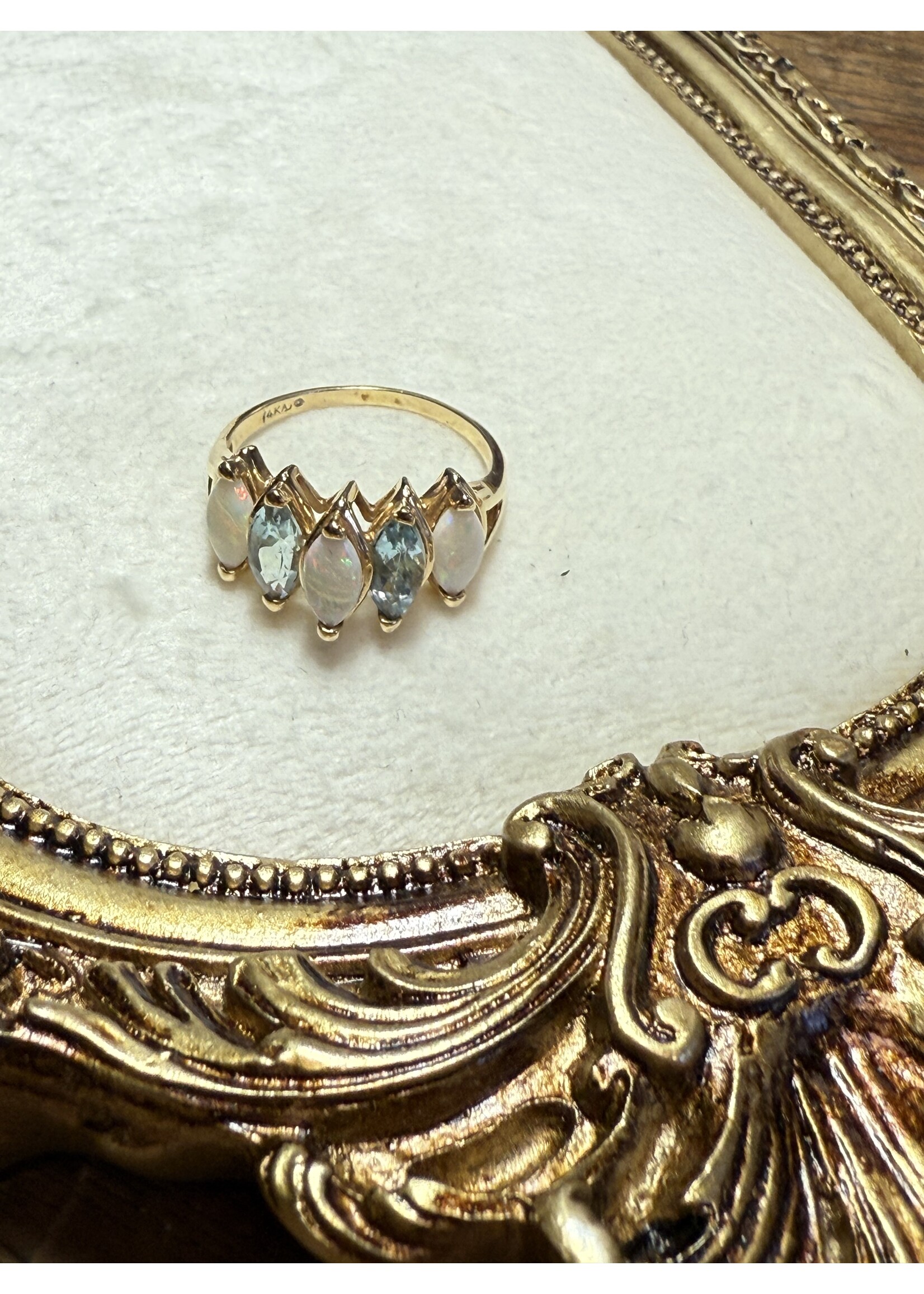 Vintage & Occasion Geelgouden ring met opaal en topaas - maat 19.7