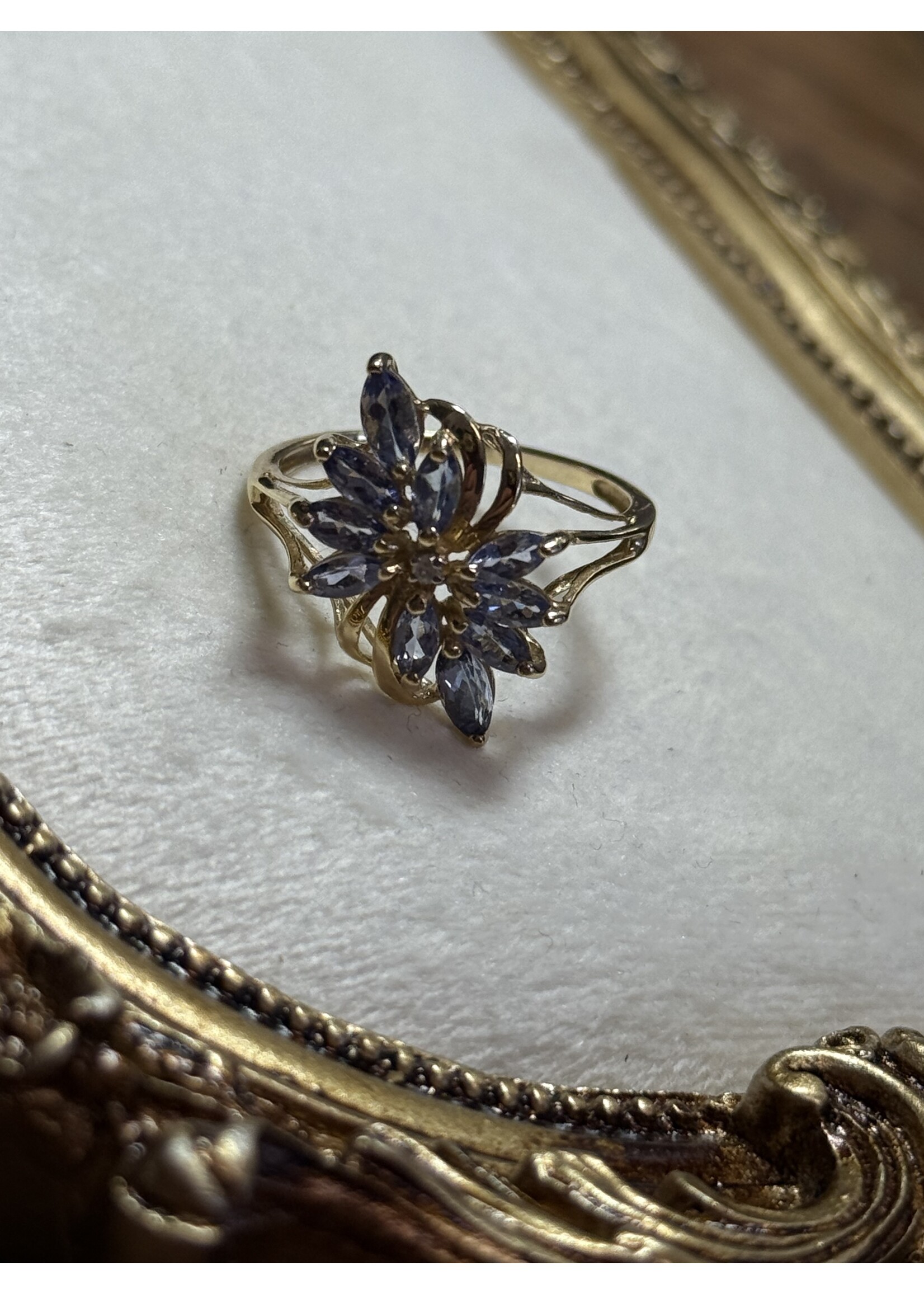 Vintage & Occasion Vintage & Occasion Geelgouden ring met paarse steentjes in bloem