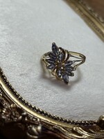 Vintage & Occasion Geelgouden ring met paarse steentje bloem  - maat 19.75