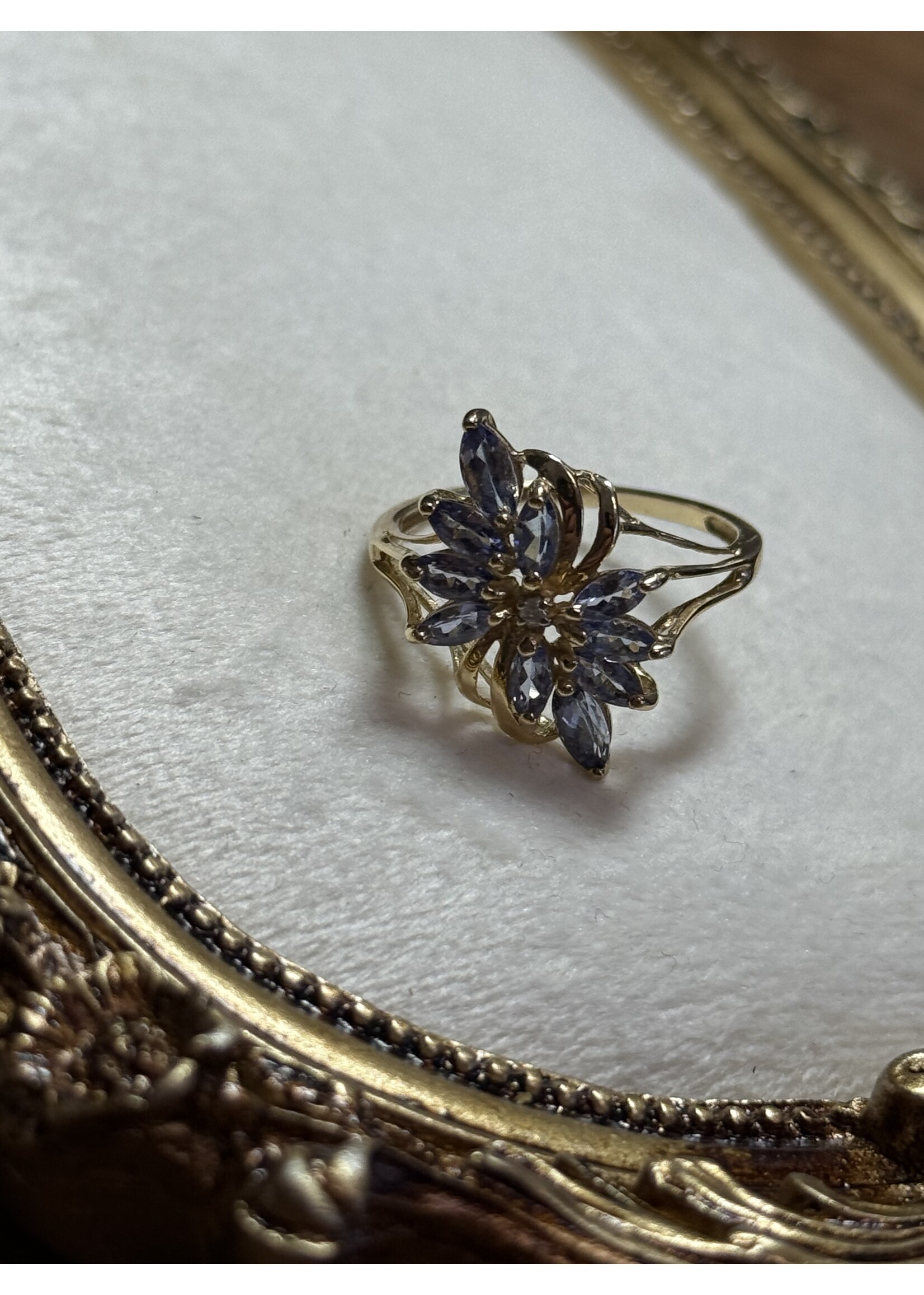 Vintage & Occasion Vintage & Occasion Geelgouden ring met paarse steentjes in bloem