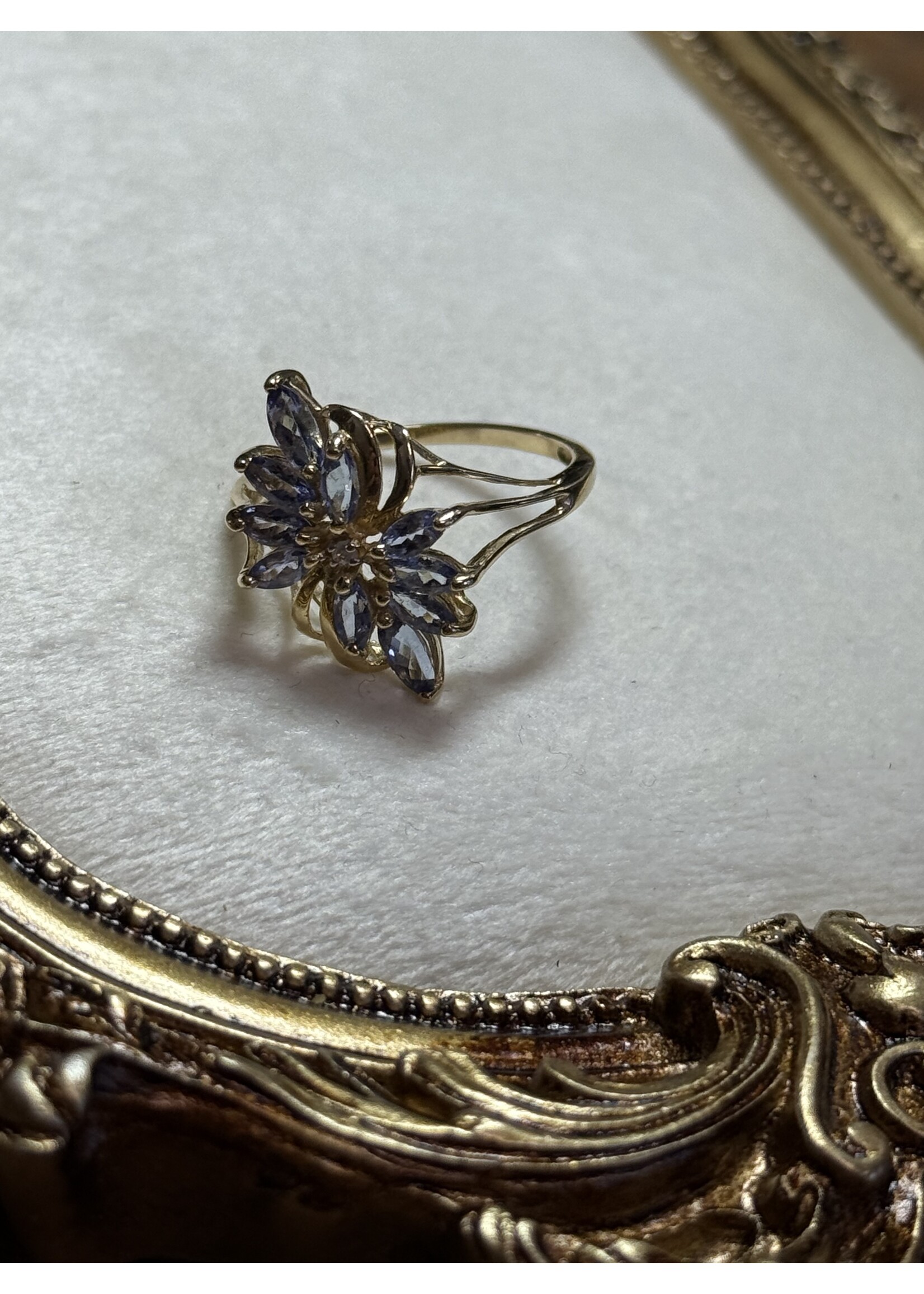 Vintage & Occasion Vintage & Occasion Geelgouden ring met paarse steentjes in bloem