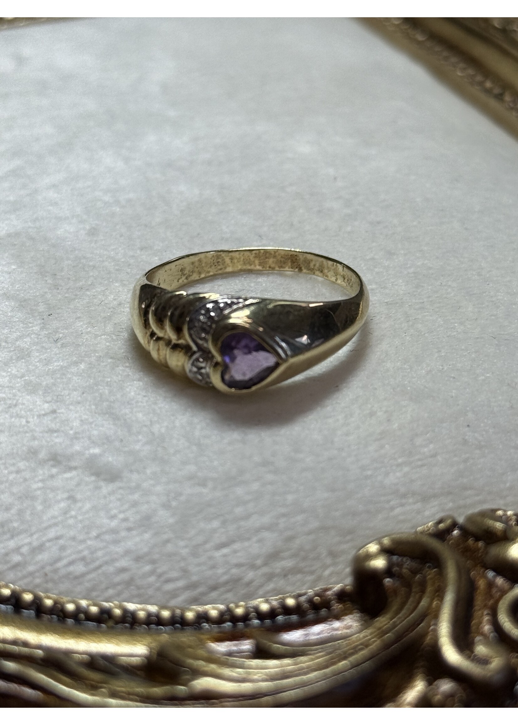 Vintage & Occasion Geelgouden 14k  ring met amethist hartje - maat 20