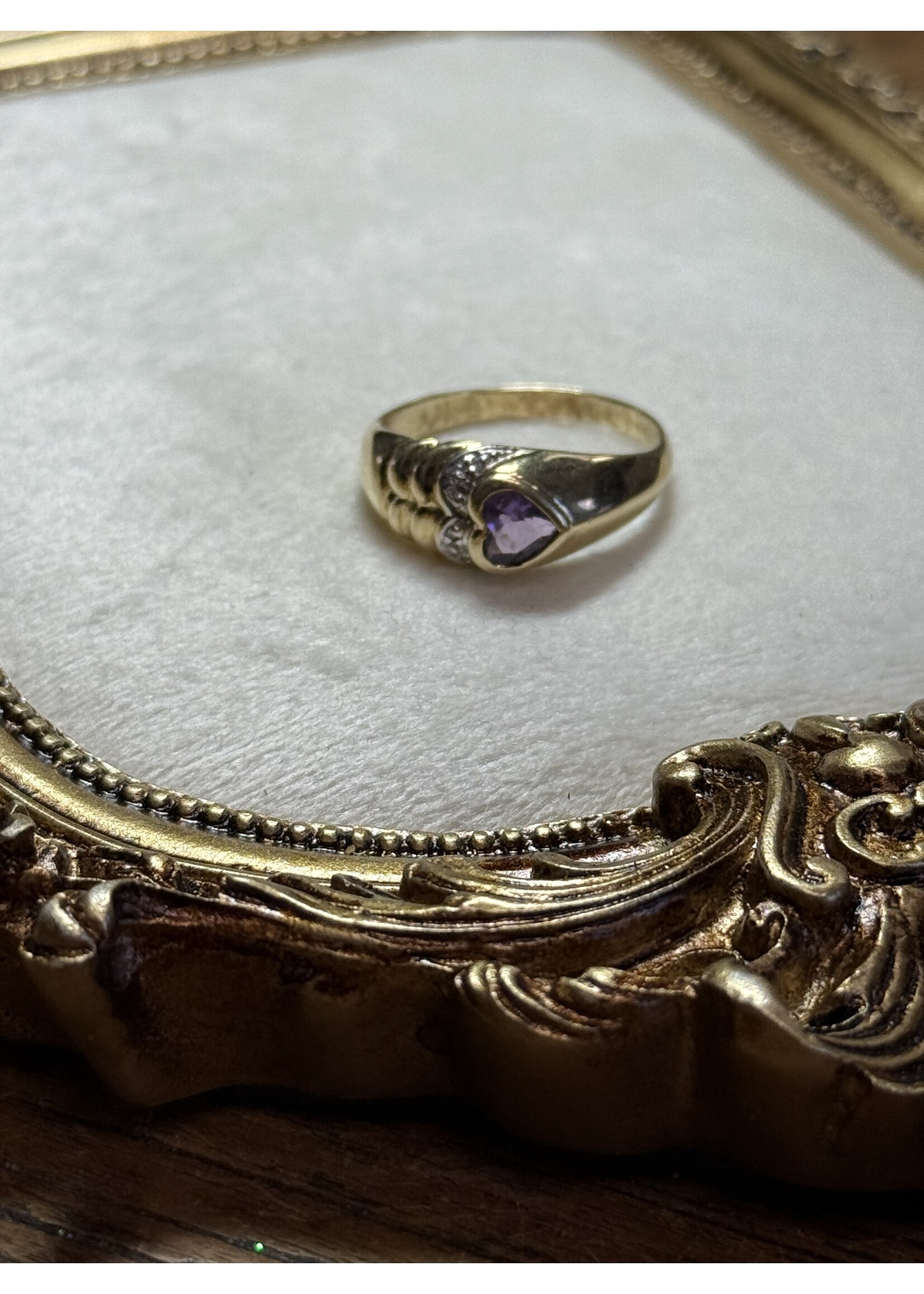 Vintage & Occasion Geelgouden 14k  ring met amethist hartje - maat 20
