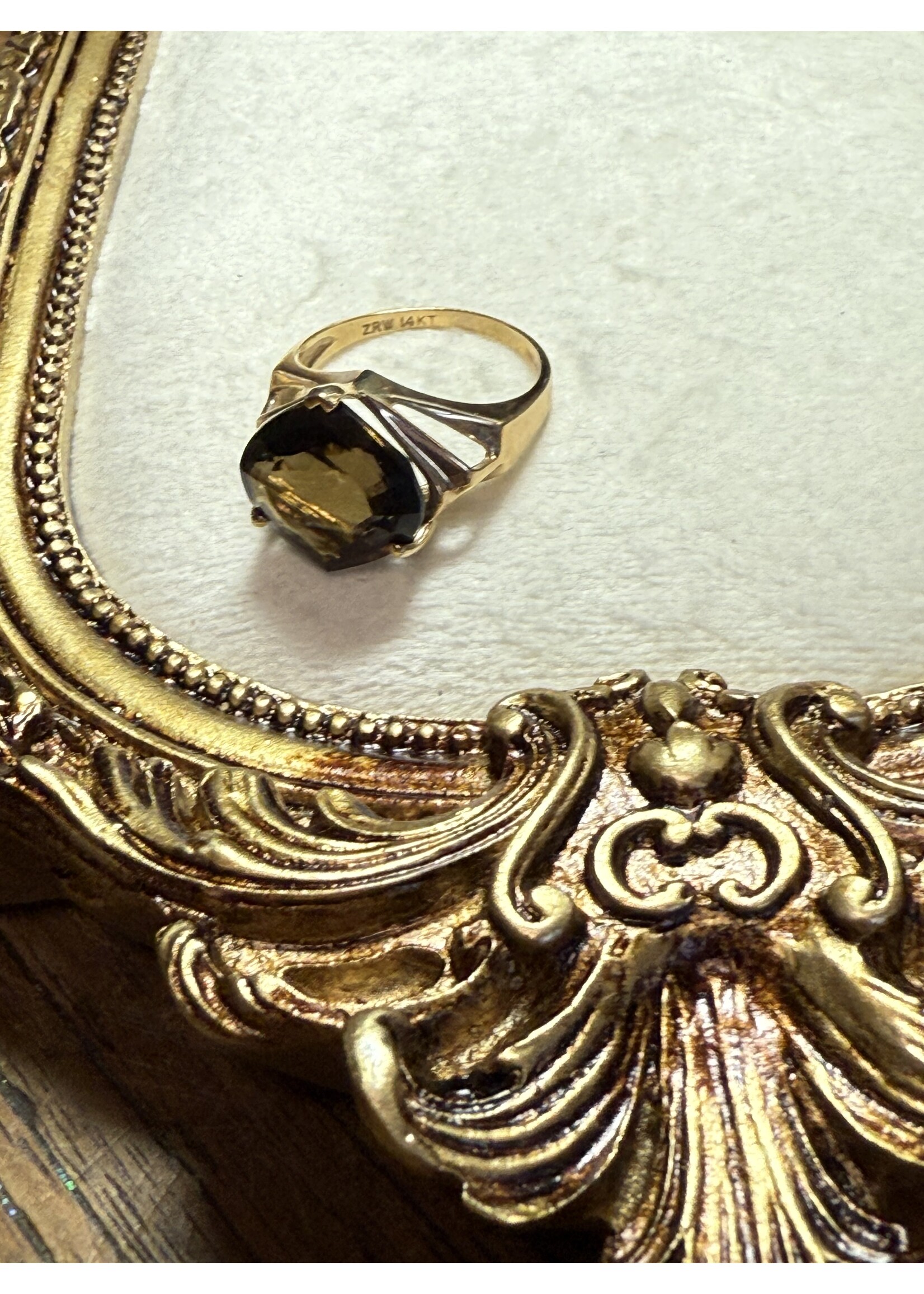 Vintage & Occasion Geelgouden 14 k ring met rookkwarts - maat 18.5