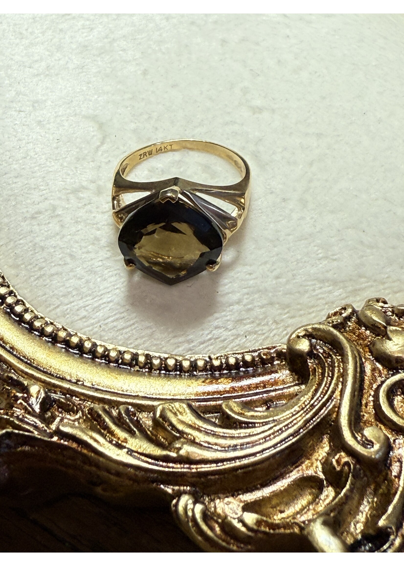 Vintage & Occasion Geelgouden 14 k ring met rookkwarts - maat 18.5