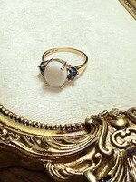 Vintage & Occasion Geelgouden  14k ring met saffier en opaal - maat 19.75