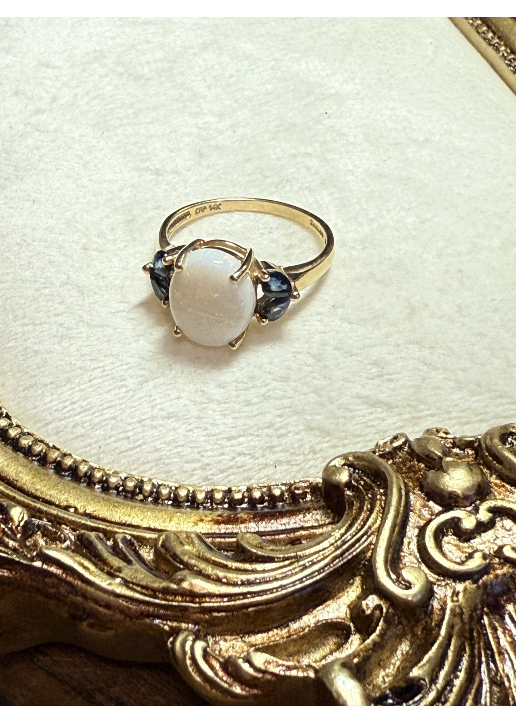 Vintage & Occasion Geelgouden  14k ring met saffier en opaal - maat 19.75