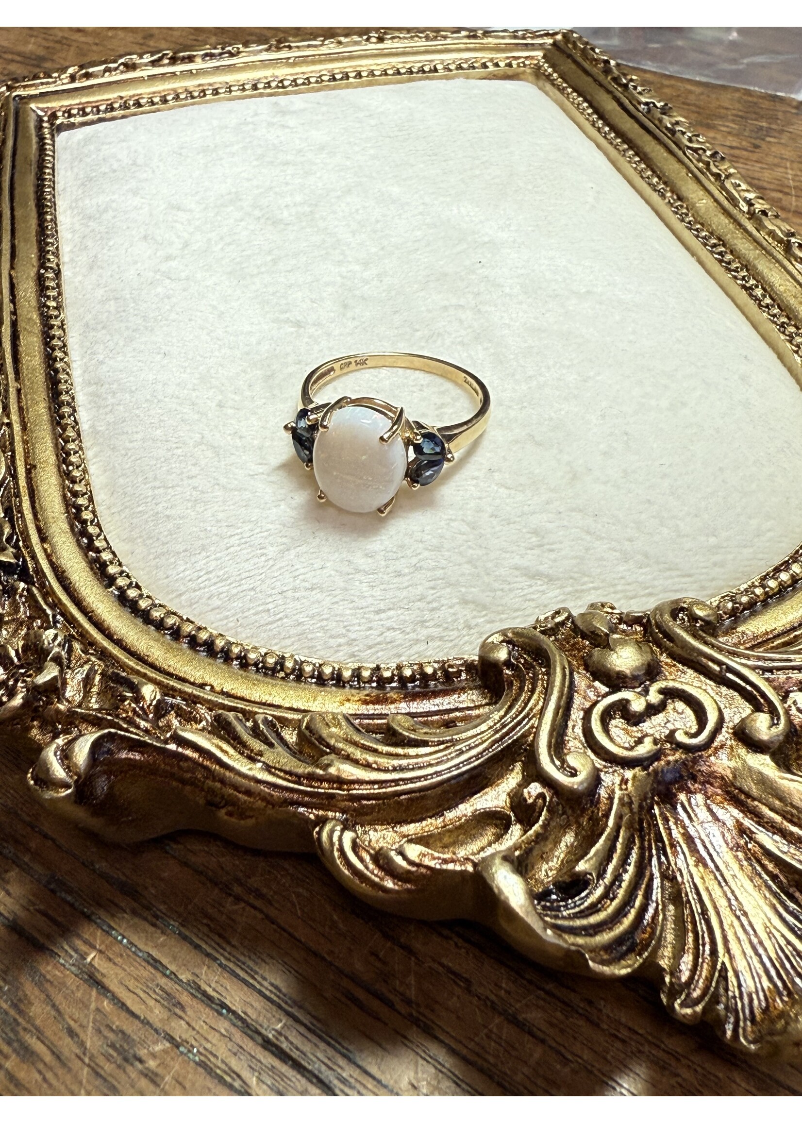 Vintage & Occasion Geelgouden  14k ring met saffier en opaal - maat 19.75