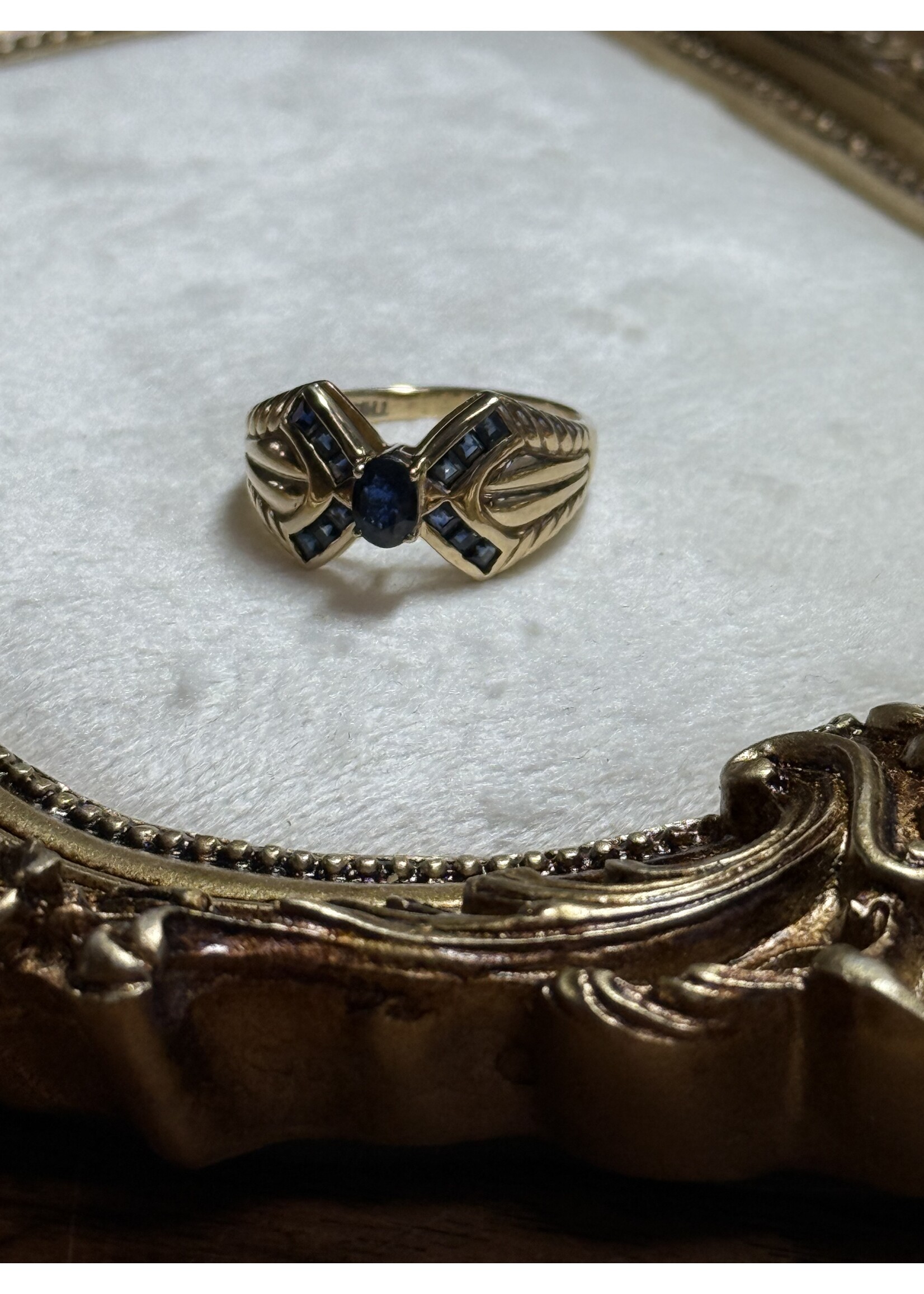 Vintage & Occasion Geelgouden ring met saffier - maat 19.5