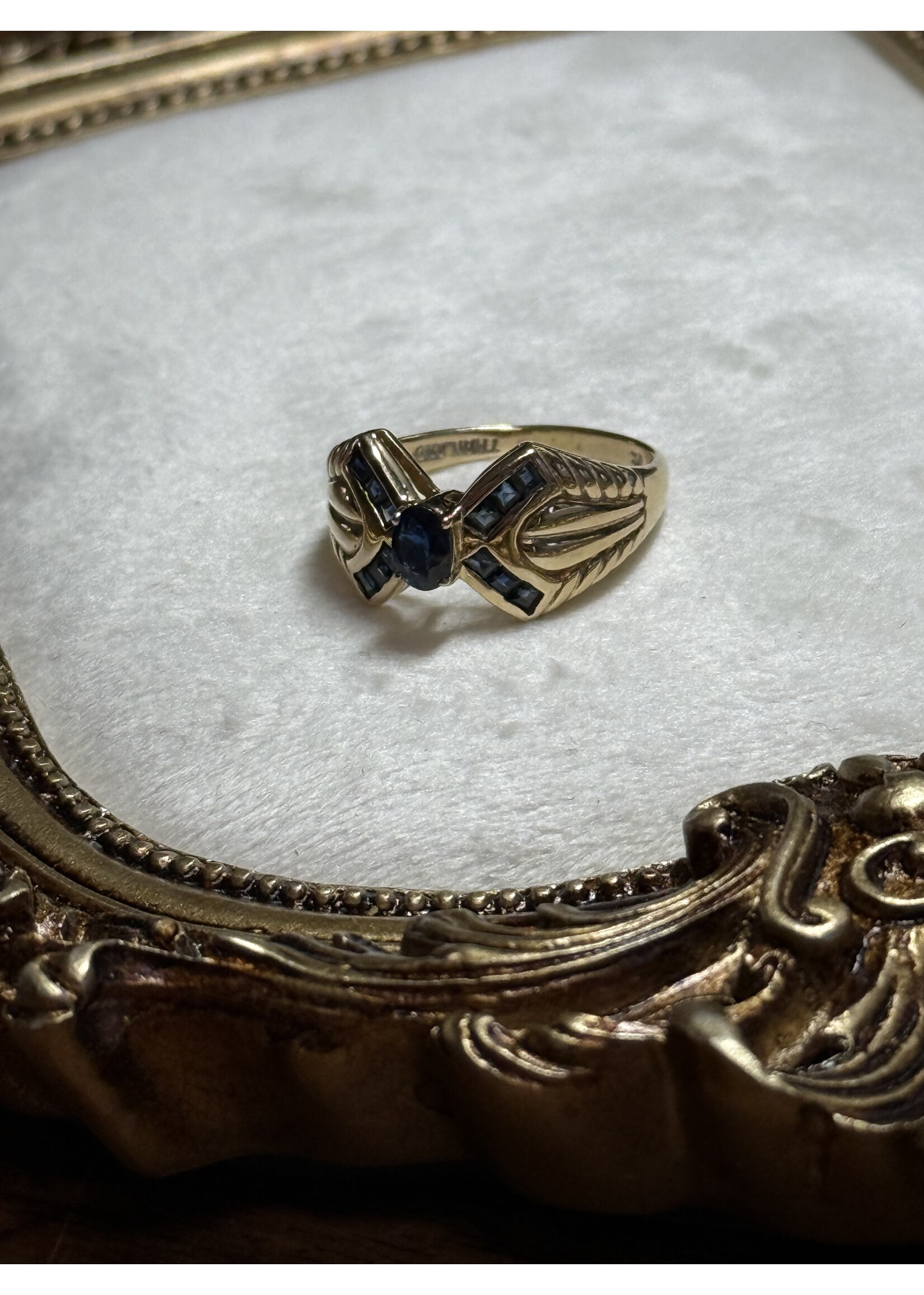 Vintage & Occasion Geelgouden ring met saffier - maat 19.5