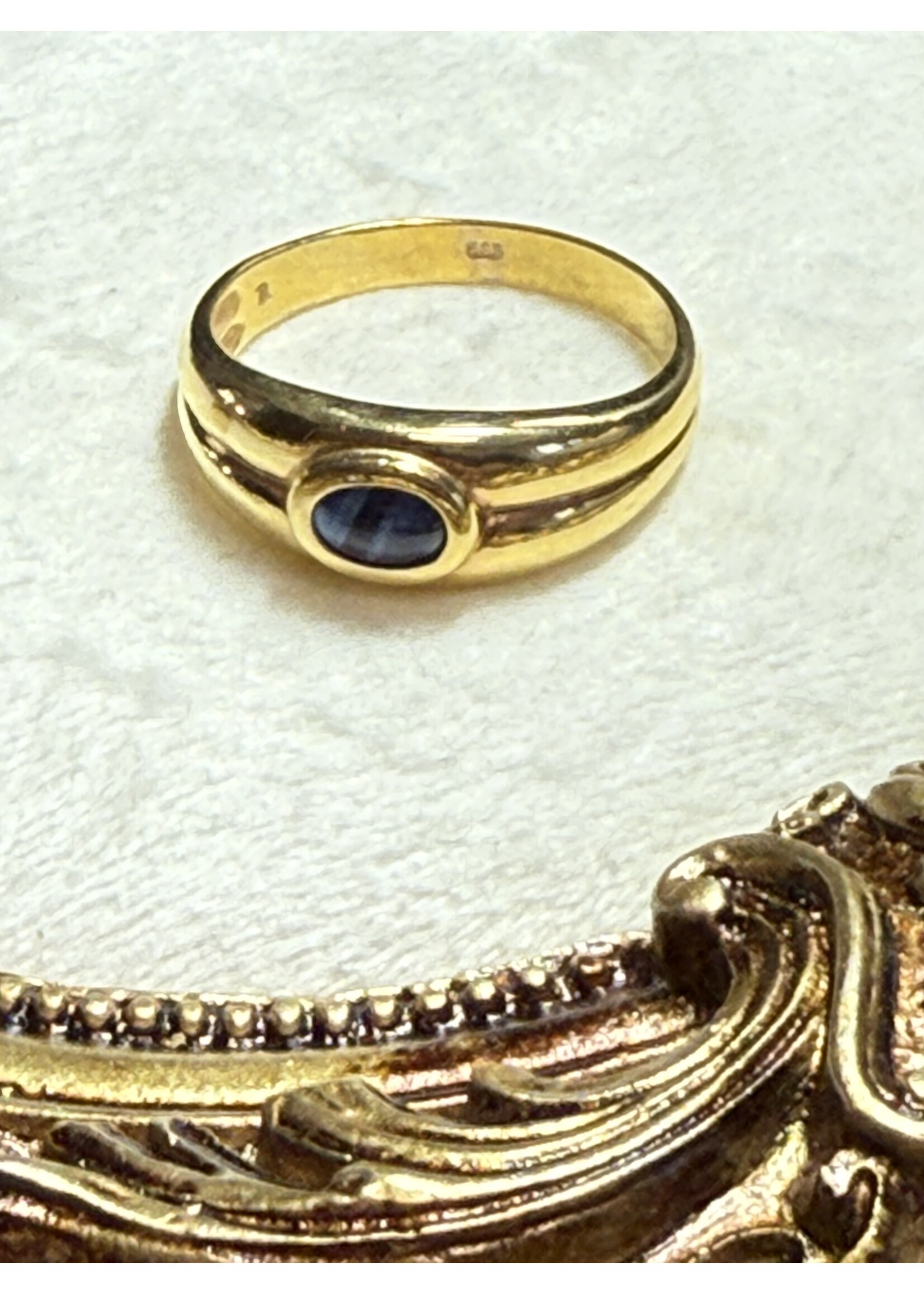 Vintage & Occasion Geelgouden ring 14k met saffier - maat 21