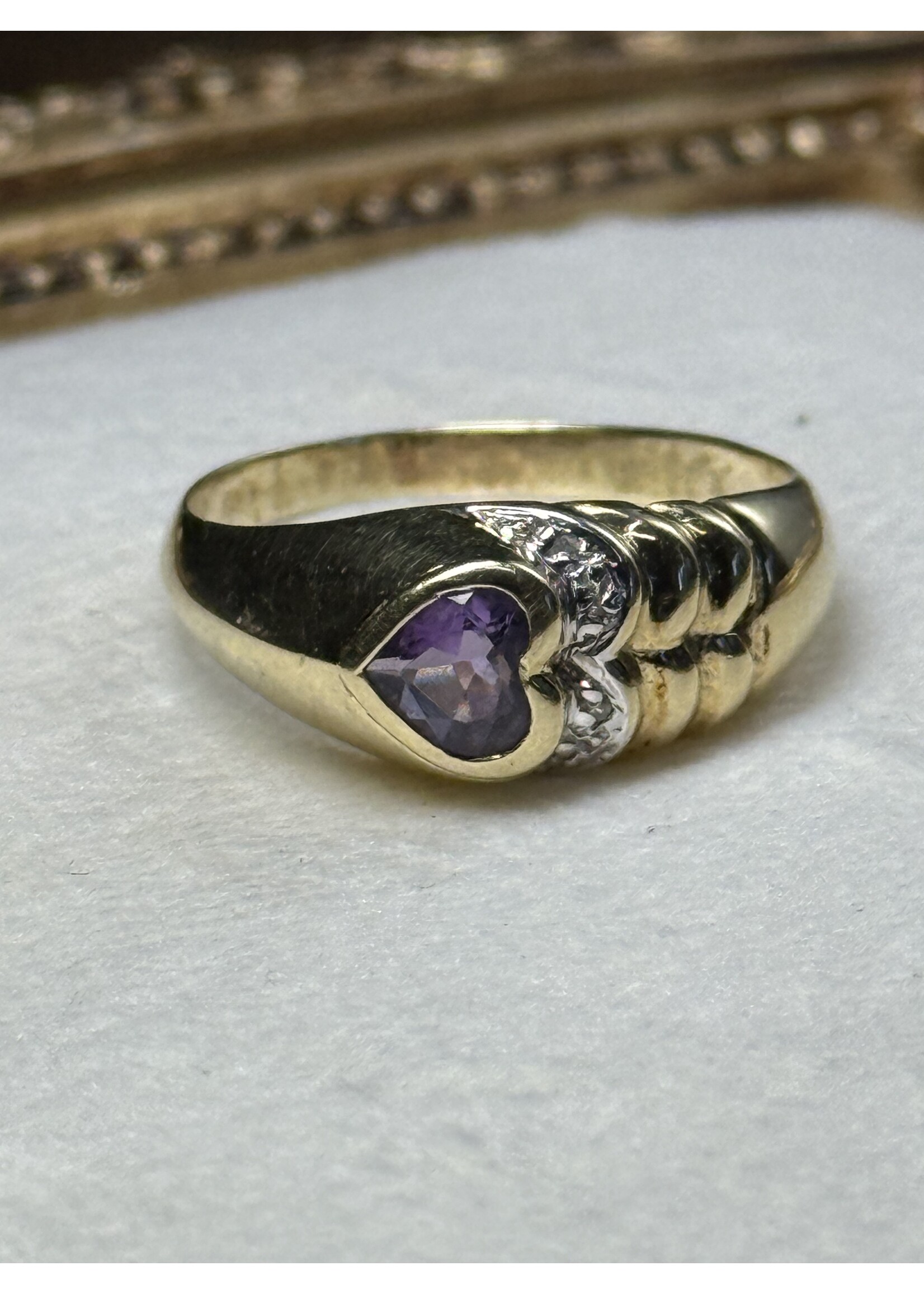 Vintage & Occasion Geelgouden 14k  ring met amethist hartje - maat 20