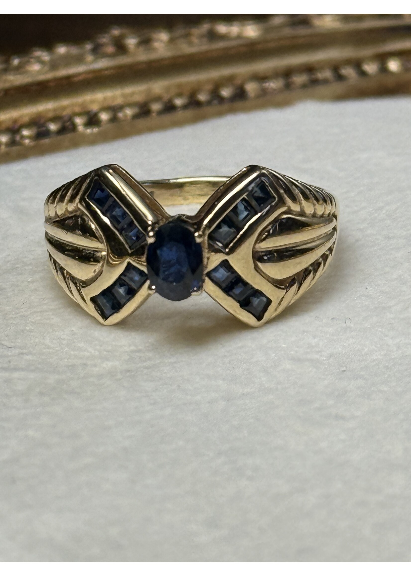 Vintage & Occasion Geelgouden ring met saffier - maat 19.5