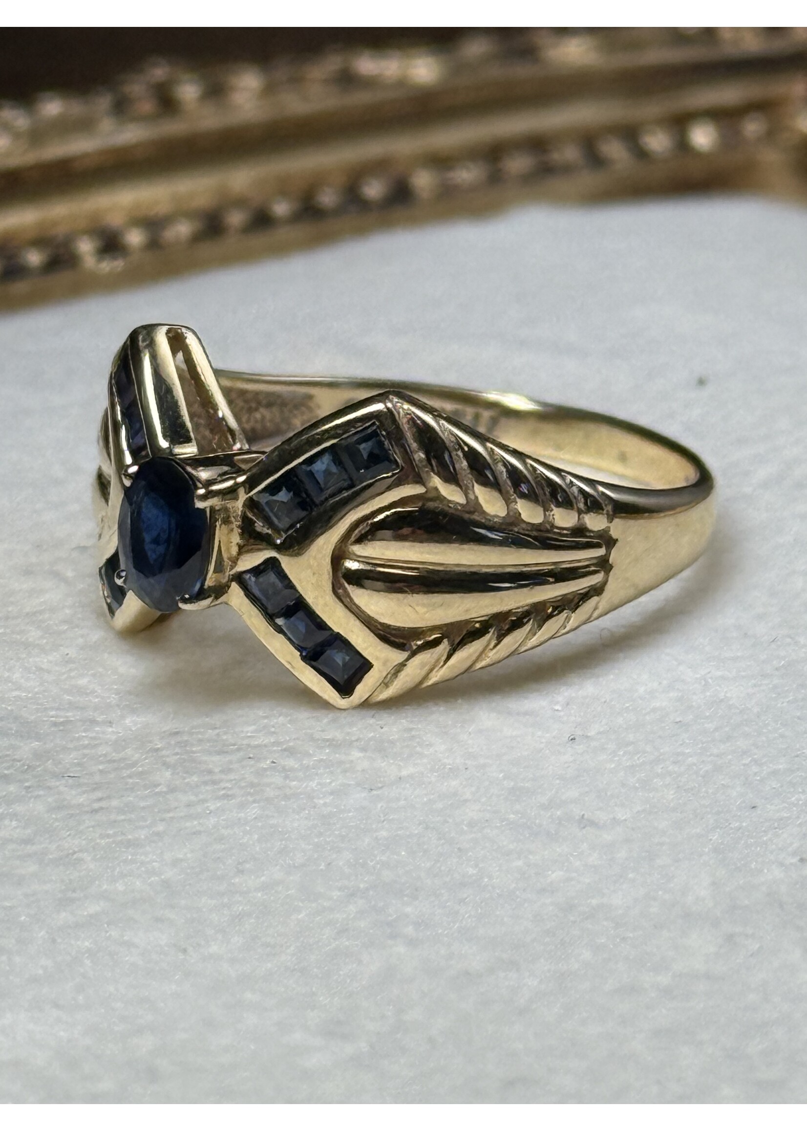 Vintage & Occasion Geelgouden ring met saffier - maat 19.5