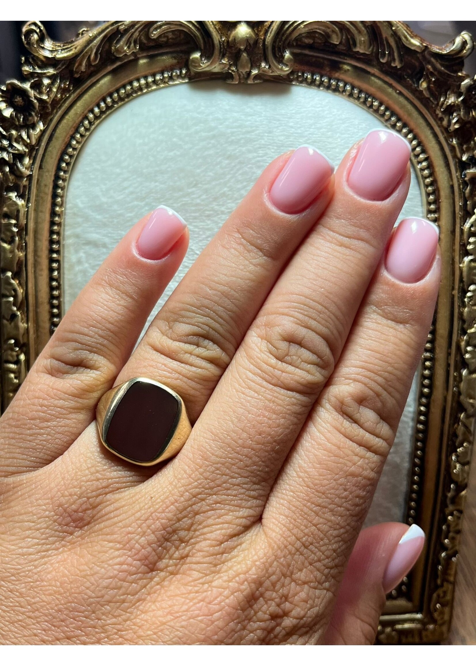 Vintage & Occasion Geelgouden zegelring met rode bruine steen - maat 19