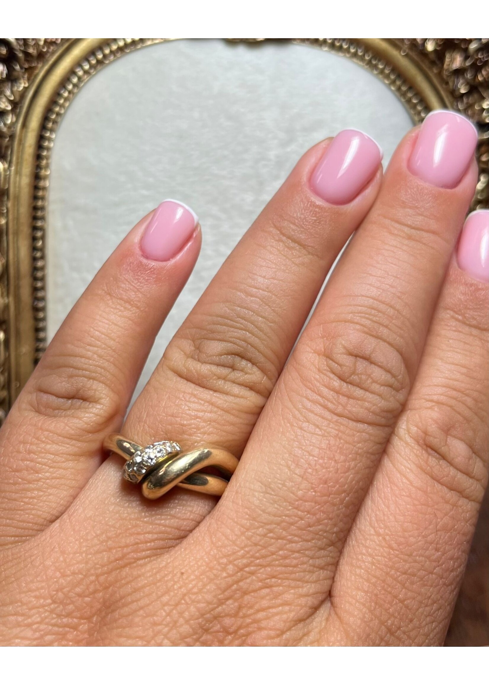 Vintage & Occasion Geelgouden luxe ring met briljant in knoop verwerkt - maat 18