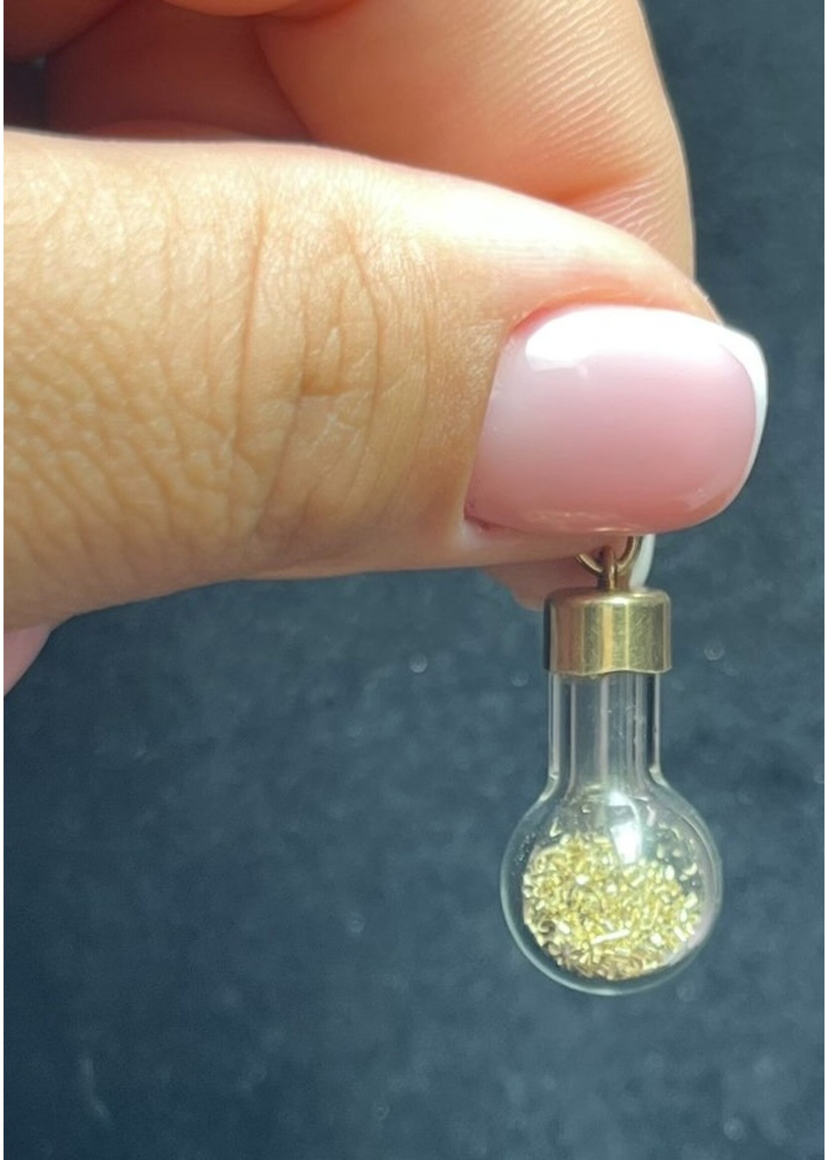 Vintage & Occasion Geelgouden 14 k hanger van glas met goud erin.