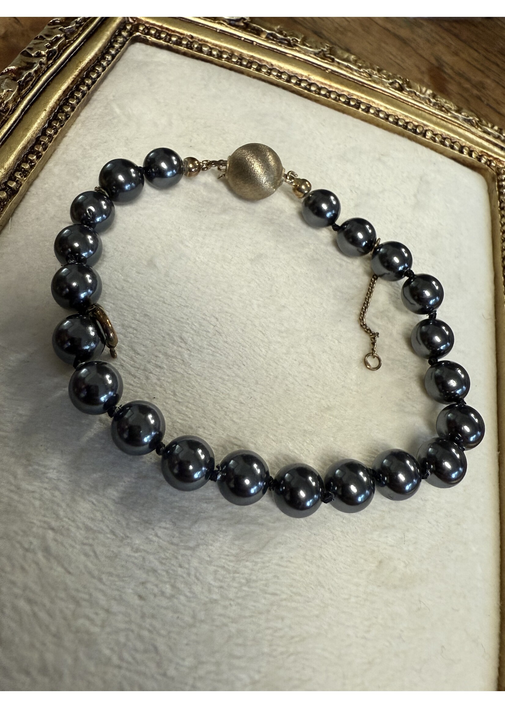 Vintage & Occasion Cataleya Pearls parelarmband donker 7 zilveren goldplated sluiting 19cm