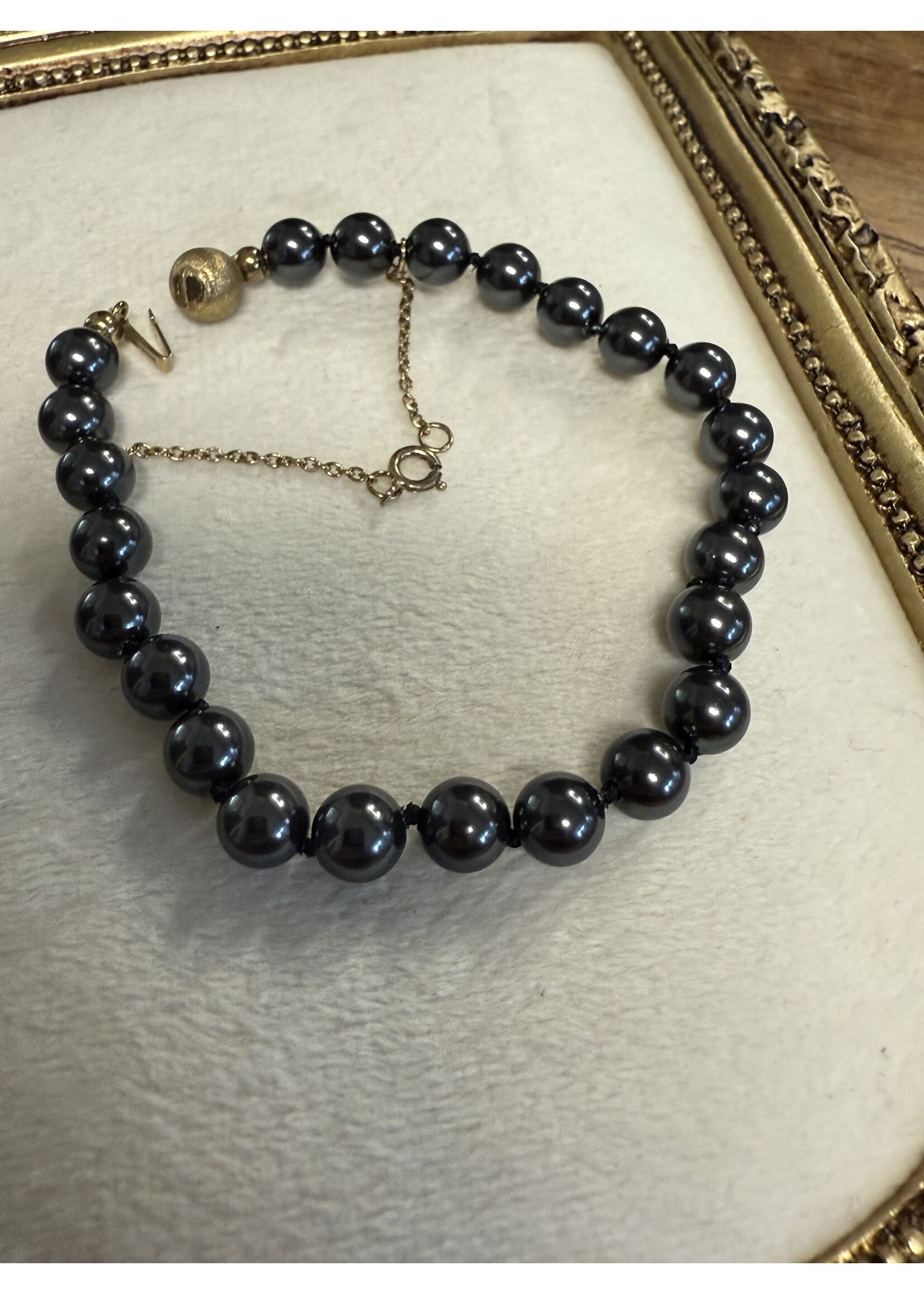 Vintage & Occasion Cataleya Pearls parelarmband donker 6.5 zilveren goldplated sluiting 19cm