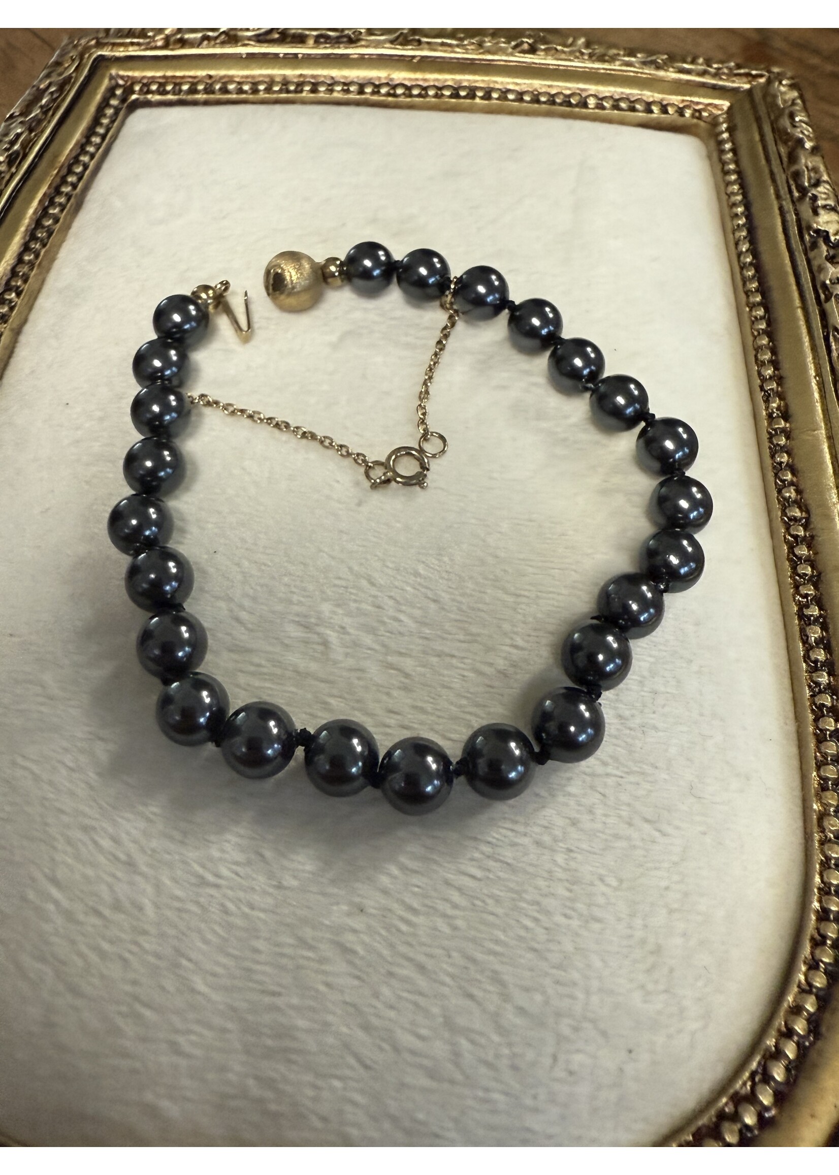 Vintage & Occasion Cataleya Pearls parelarmband donker 6.5 zilveren goldplated sluiting 19cm