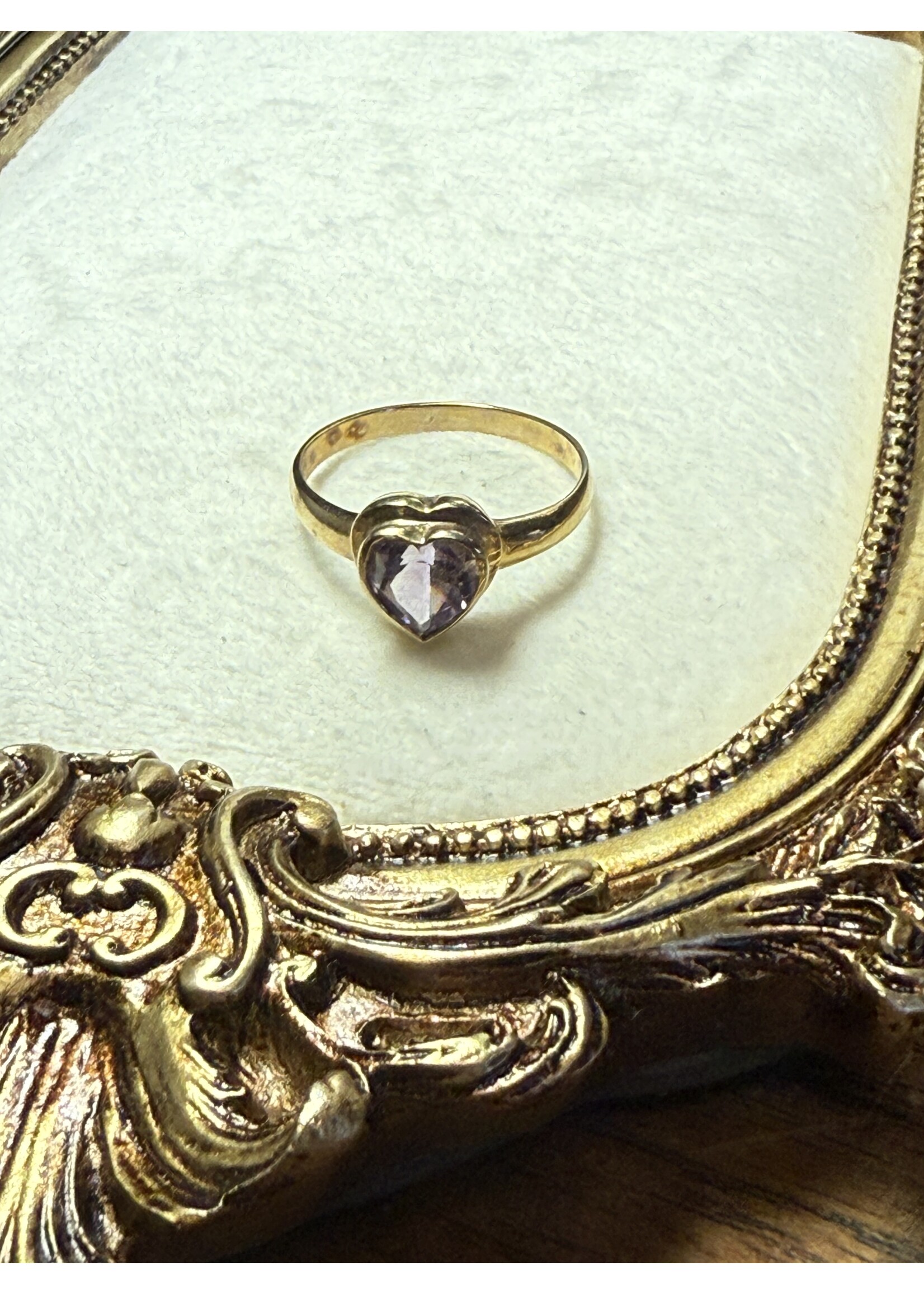 Vintage & Occasion Geelgouden ring met paarse edelsteen - maat 21