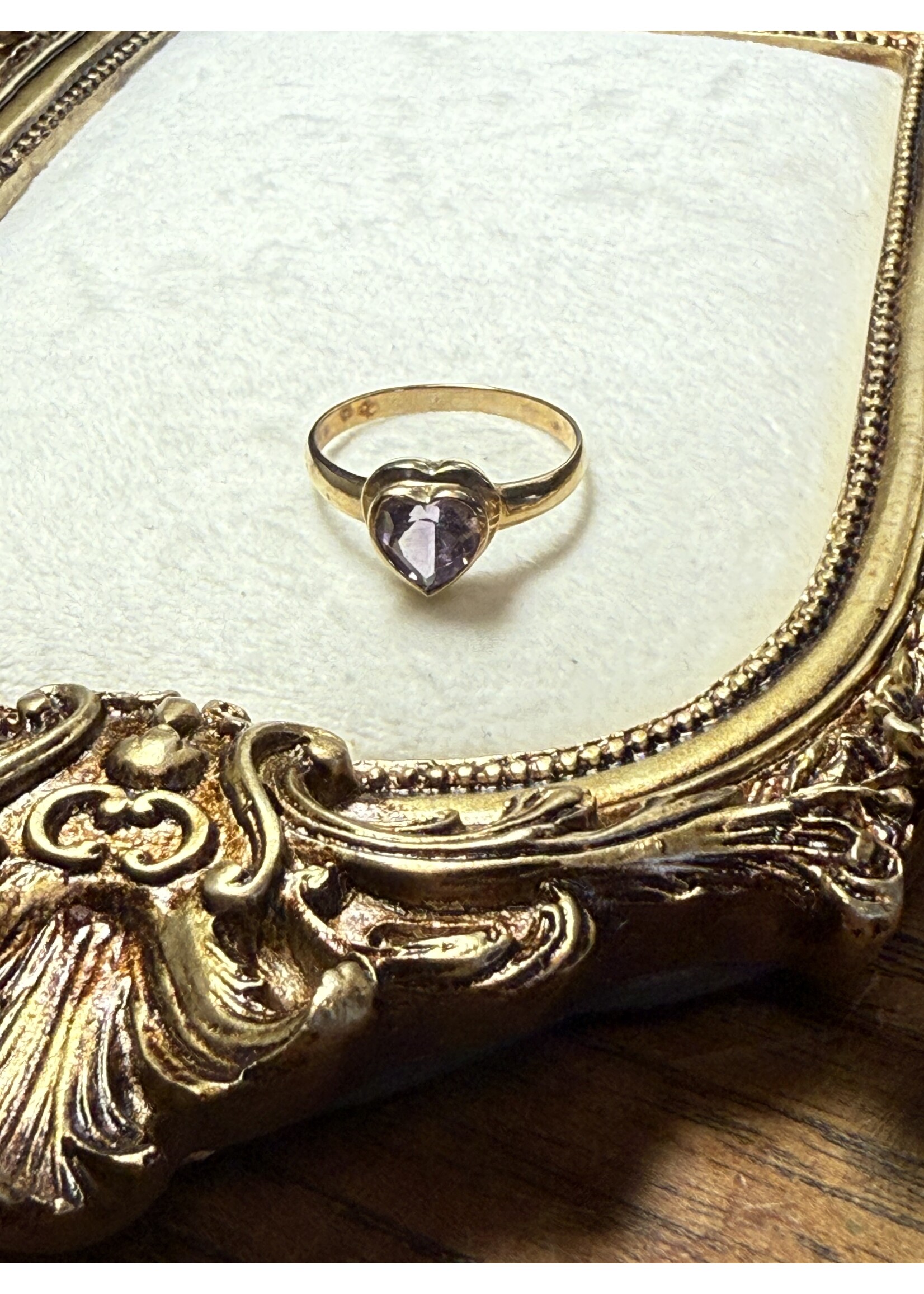 Vintage & Occasion Geelgouden ring met paarse edelsteen - maat 21