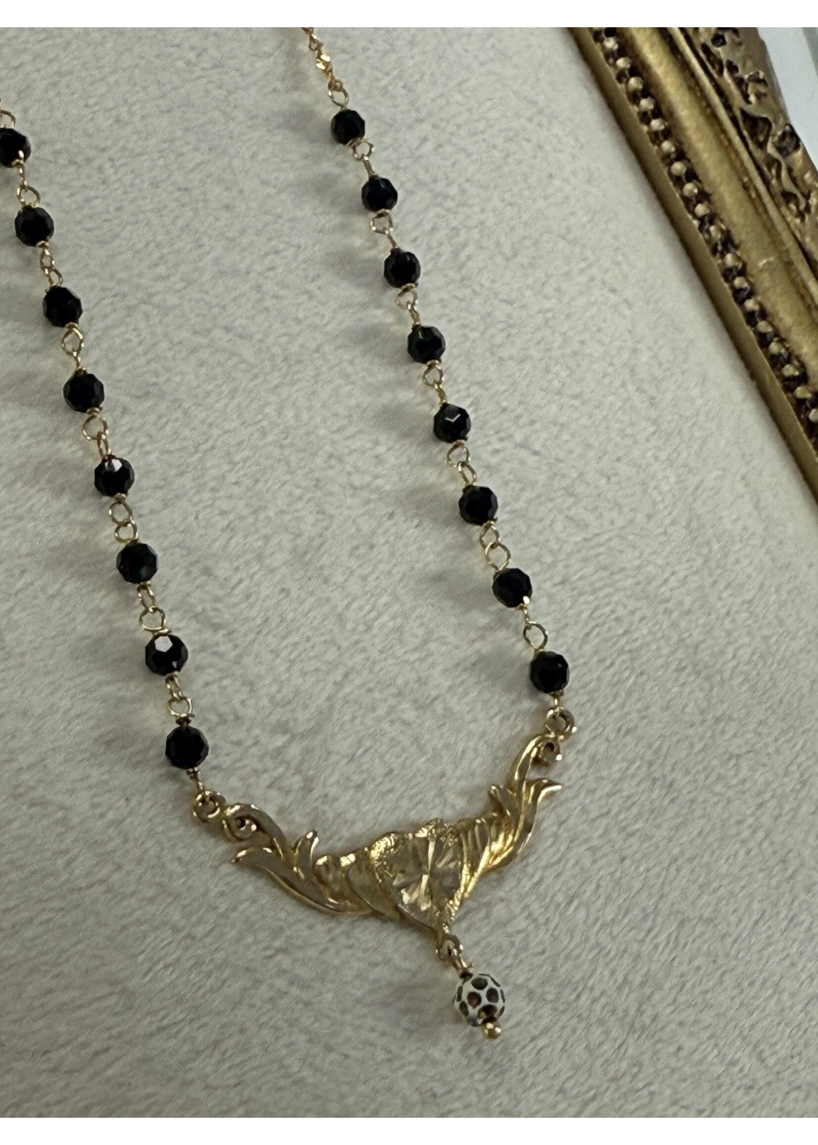 Vintage & Occasion Geelgouden 18 k collier met zwarte kraaltjes - lengte 45 cm