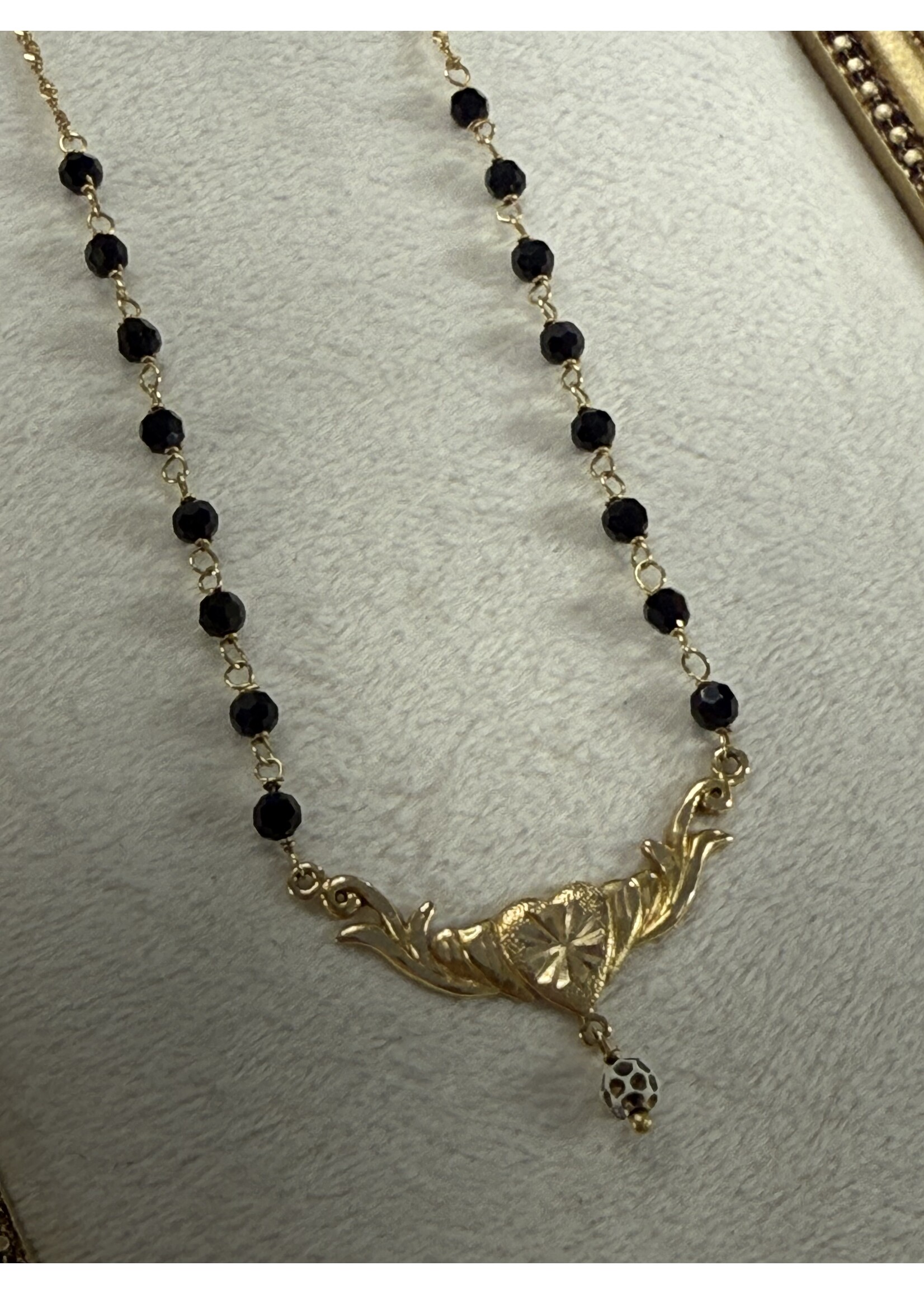 Vintage & Occasion Geelgouden 18 k collier met zwarte kraaltjes - lengte 45 cm